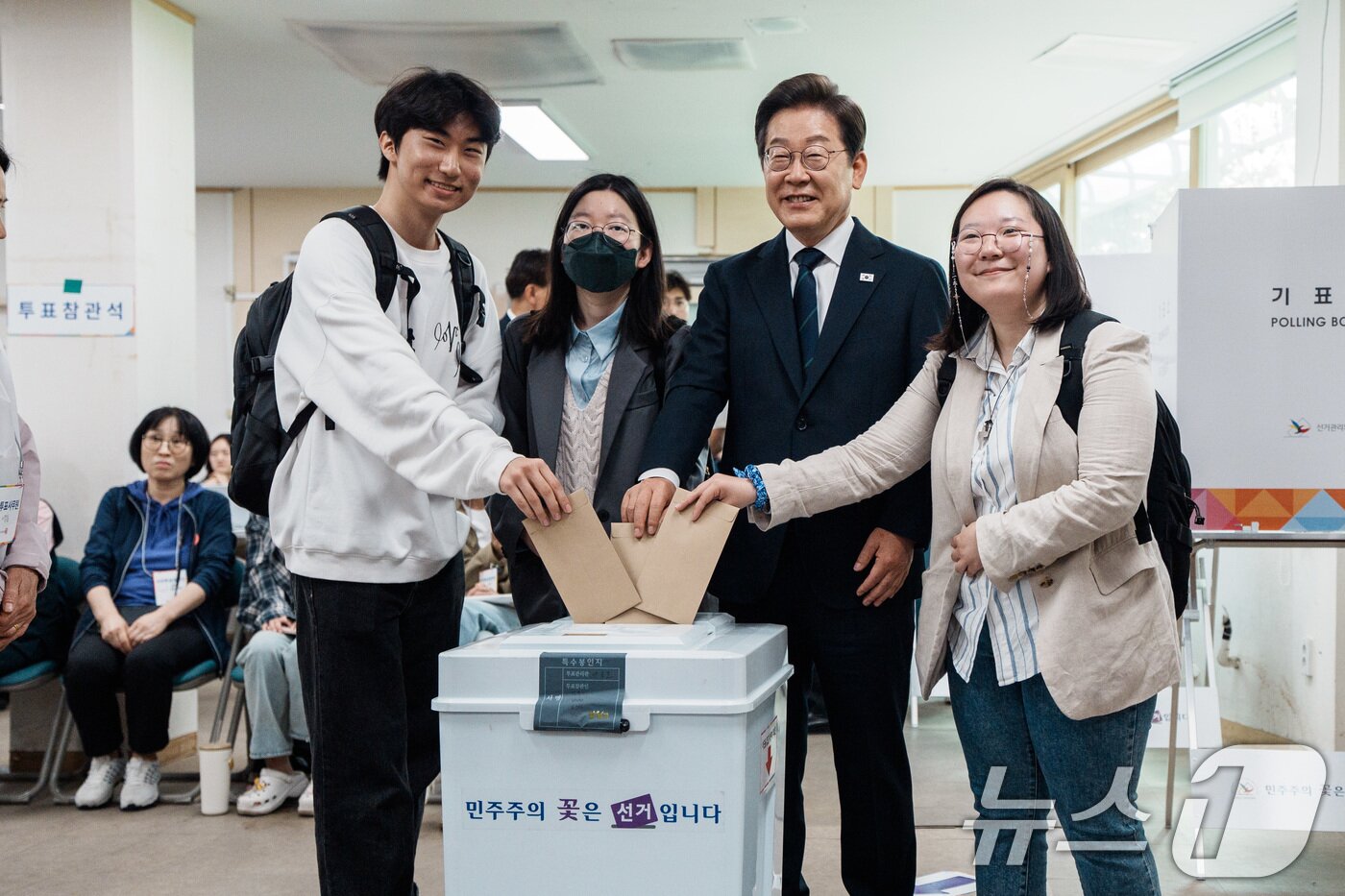 본문 이미지 - 이재명 더불어민주당 대통령 후보가 제21대 대통령선거 사전투표 첫날인 29일 오전 서울 서대문구 구 신촌동주민센터에서 청년들과 사전투표를 하고 있다. &#40;공동취재&#41; 2025.5.29/뉴스1 ⓒ News1 안은나 기자