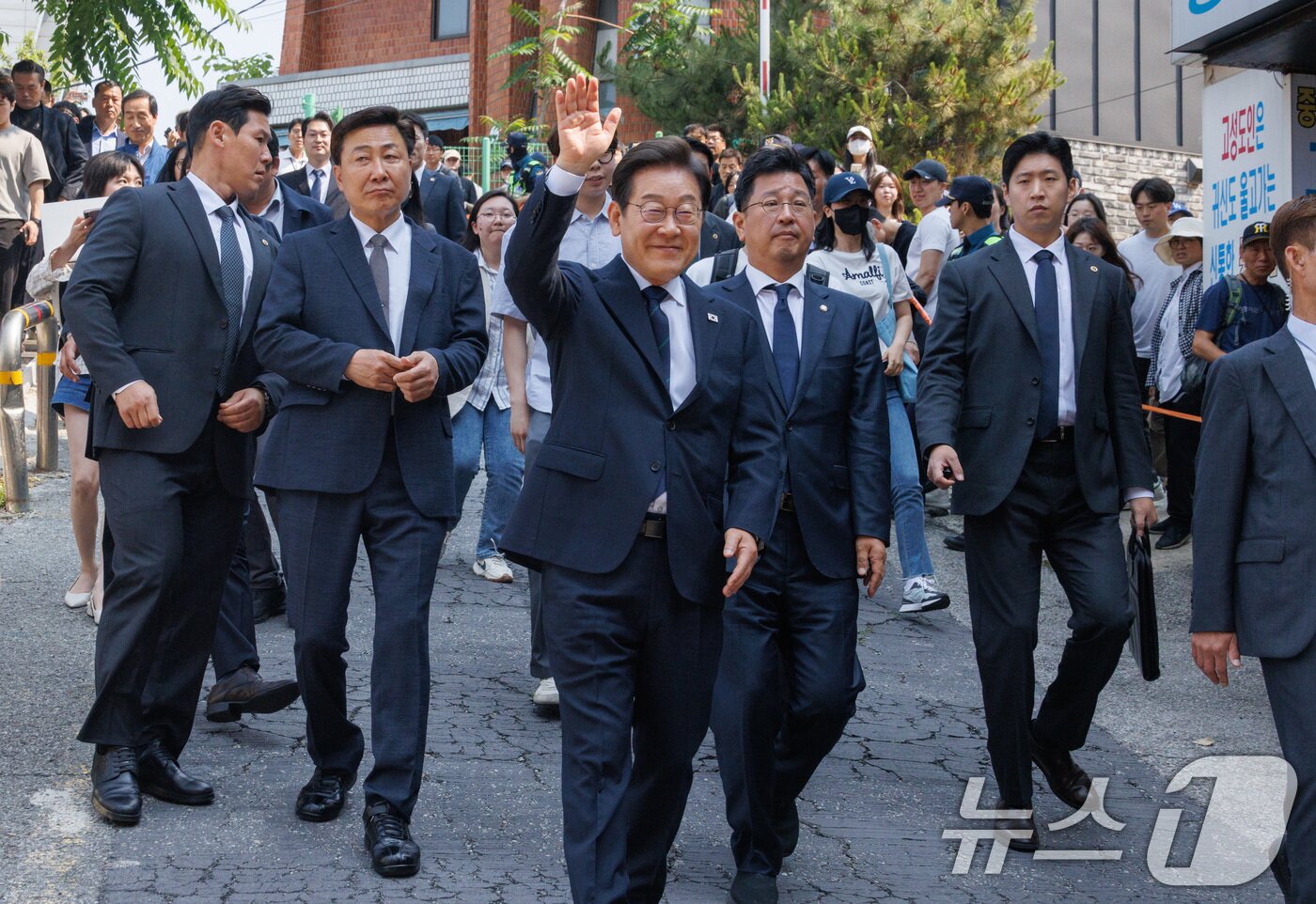 본문 이미지 - 이재명 더불어민주당 대통령 후보가 제21대 대통령선거 사전투표 첫날인 29일 오전 서울 서대문구 구 신촌동주민센터에서 청년들과 사전투표를 마친 뒤 시민들을 향해 인사하고 있다. (공동취재) 2025.5.29/뉴스1 ⓒ News1 안은나 기자