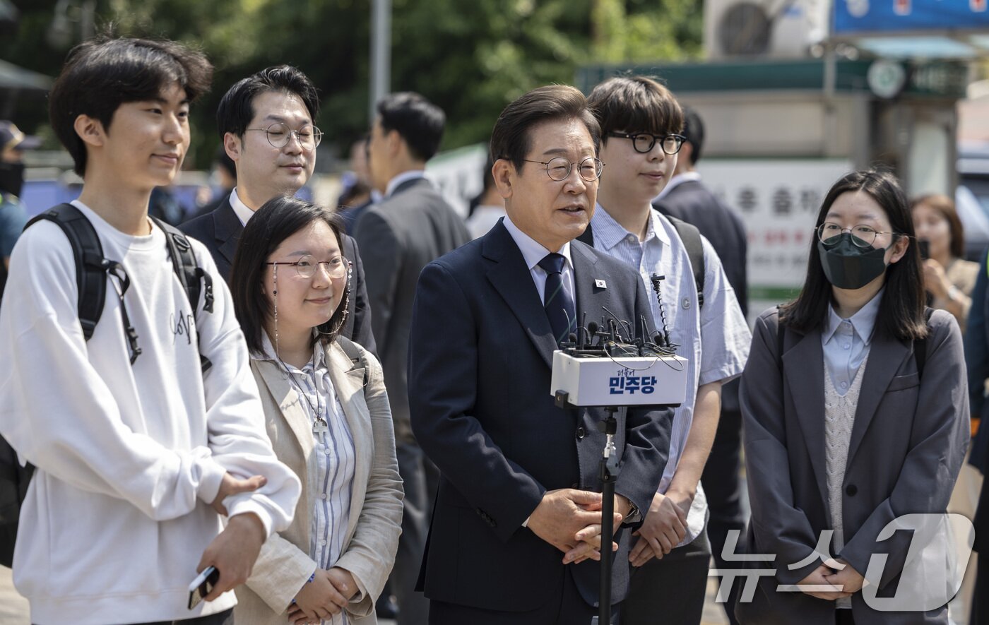 본문 이미지 - 이재명 더불어민주당 대통령 후보가 제 21대 대통령선거 사전투표 첫날인 29일 서울 서대문구 신촌동 주민센터에서 투표를 마친 뒤 소감을 말하고 있다. (공동취재) 2025.5.29/뉴스1 ⓒ News1 안은나 기자