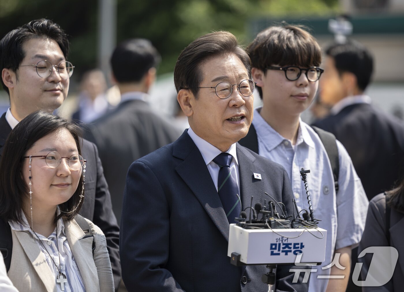 본문 이미지 - 이재명 더불어민주당 대통령 후보가 제 21대 대통령선거 사전투표 첫날인 29일 서울 서대문구 신촌동 주민센터에서 투표를 마친 뒤 소감을 말하고 있다. (공동취재) 2025.5.29/뉴스1 ⓒ News1 안은나 기자