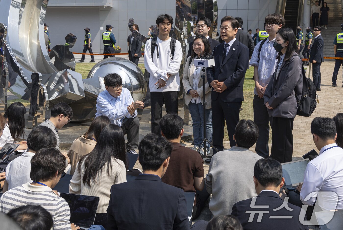 본문 이미지 - 이재명 더불어민주당 대통령 후보가 제 21대 대통령선거 사전투표 첫날인 29일 서울 서대문구 신촌동 주민센터에서 투표를 마친 뒤 소감을 말하고 있다. (공동취재) 2025.5.29/뉴스1 ⓒ News1 안은나 기자