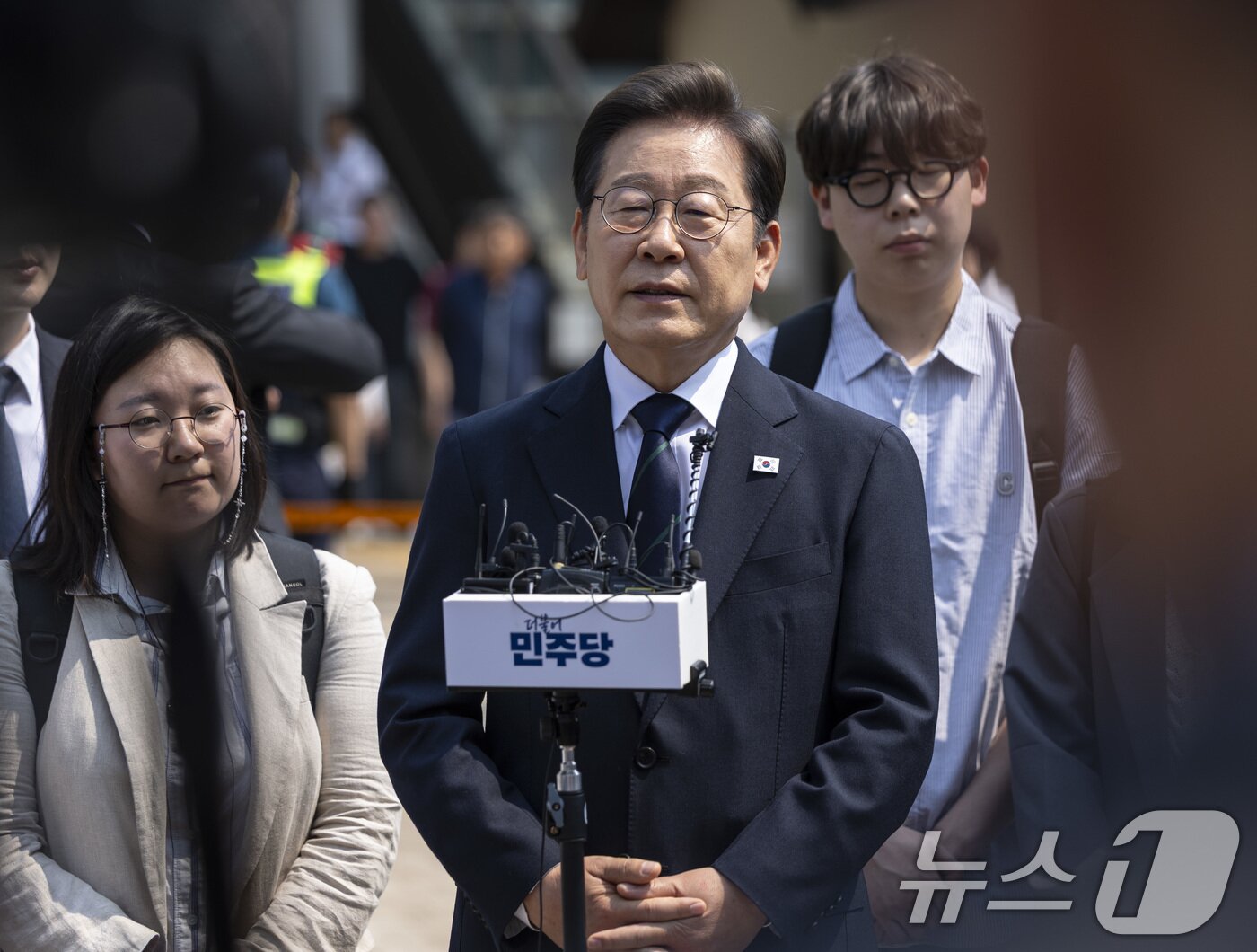 본문 이미지 - 이재명 더불어민주당 대통령 후보가 제 21대 대통령선거 사전투표 첫날인 29일 서울 서대문구 신촌동 주민센터에서 투표를 마친 뒤 취재진의 질문에 답하고 있다. (공동취재)2025.5.29/뉴스1 ⓒ News1 안은나 기자