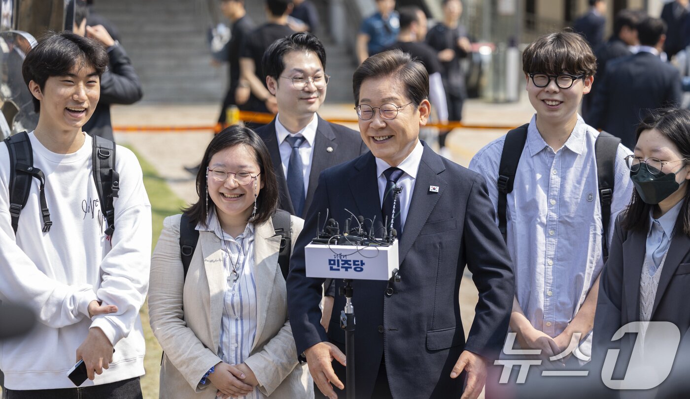 본문 이미지 - 이재명 더불어민주당 대통령 후보가 제 21대 대통령선거 사전투표 첫날인 29일 서울 서대문구 신촌동 주민센터에서 투표를 마친 뒤 소감을 말하고 있다. (공동취재) 2025.5.29/뉴스1 ⓒ News1 안은나 기자