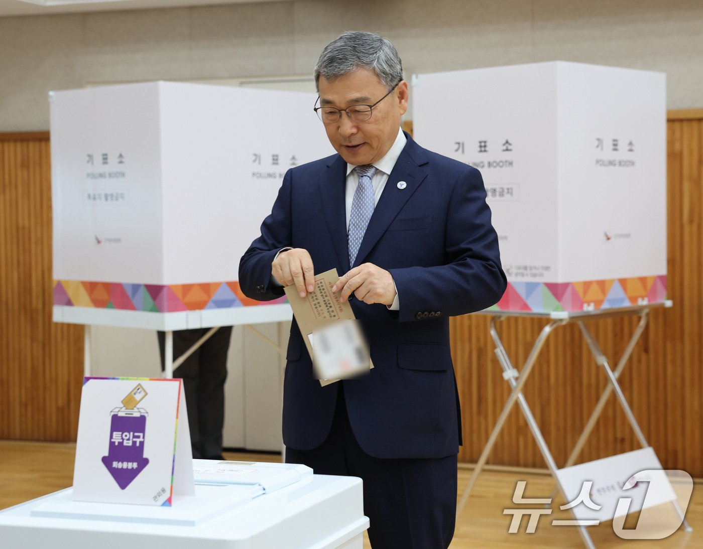 (서울=뉴스1) = 정근식 서울시교육감이 사전투표 첫날인 29일 서울 종로구 교남동주민센터 사전투표소에서 사전투표를 하고 있다. (서울시교육청 제공. 재판매 및 DB 금지) 202 …