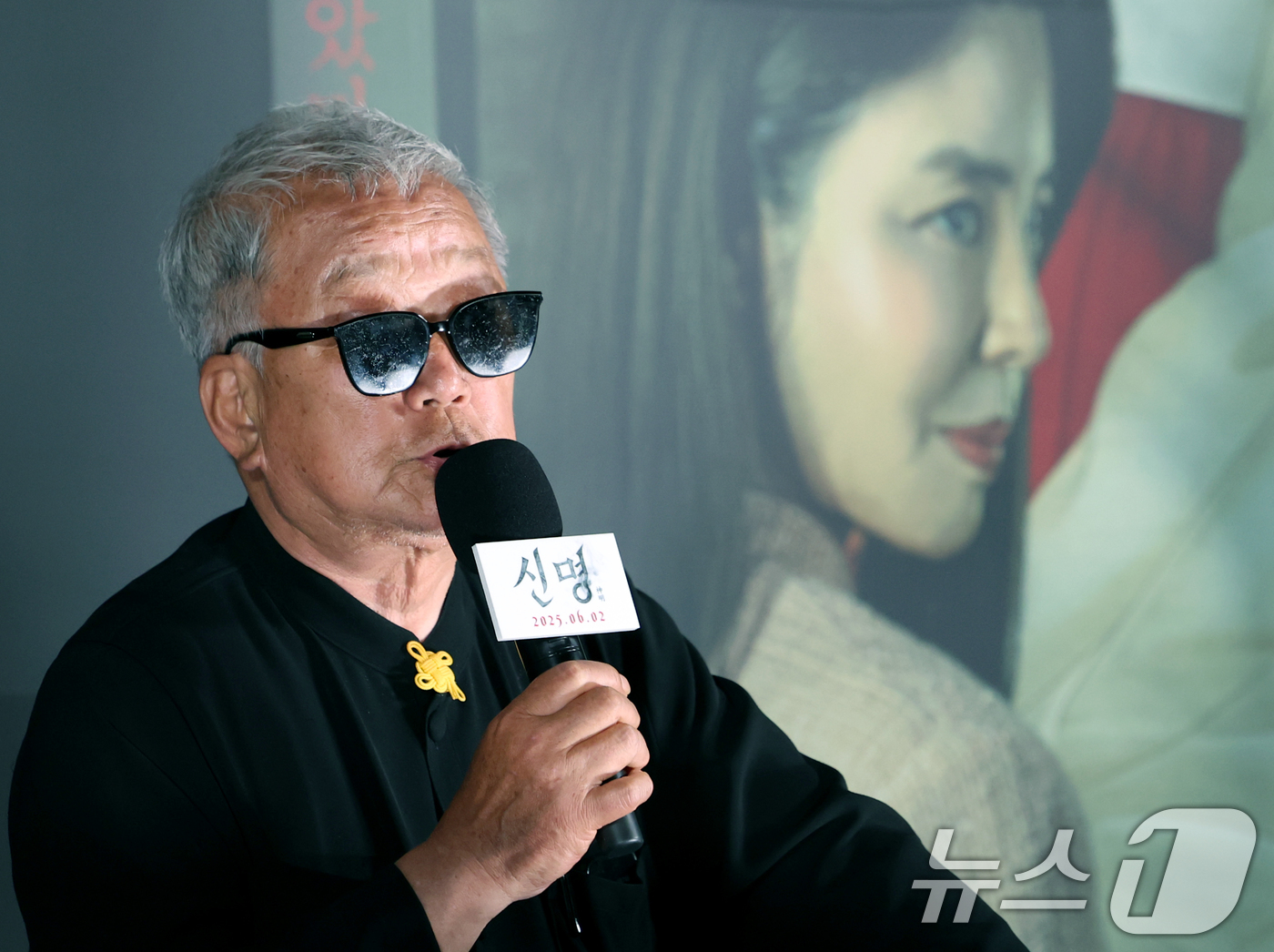 (서울=뉴스1) 권현진 기자 = 배우 명계남이 29일 서울 용산구 CGV용산아이파크몰에서 열린 영화 ‘신명’(감독 김남균) 제작보고회에 참석해 인사말을 하고 있다.'신명'은 신비로 …