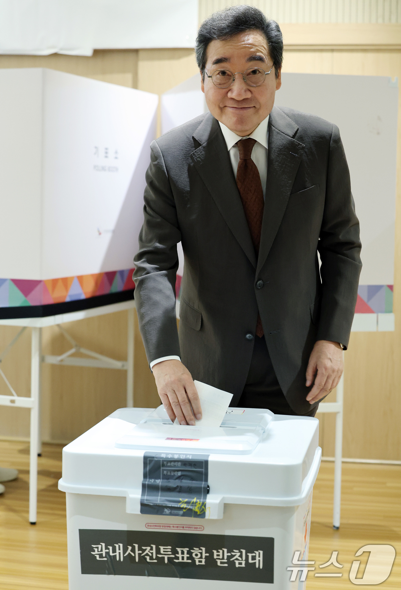 (서울=뉴스1) 이동해 기자 = 새미래민주당 상임고문인 이낙연 전 국무총리가 제21대 대통령선거 사전투표 첫날인 29일 오전 서울 종로구 사직동 주민센터에 마련된 사전투표소에서 투 …