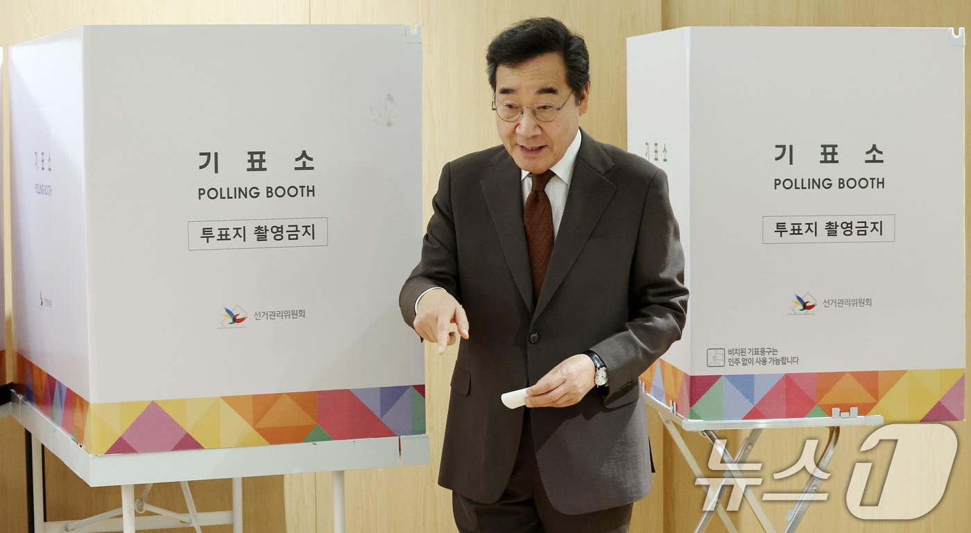 (서울=뉴스1) 이동해 기자 = 새미래민주당 상임고문인 이낙연 전 국무총리가 제21대 대통령선거 사전투표 첫날인 29일 오전 서울 종로구 사직동 주민센터에 마련된 사전투표소에서 투 …