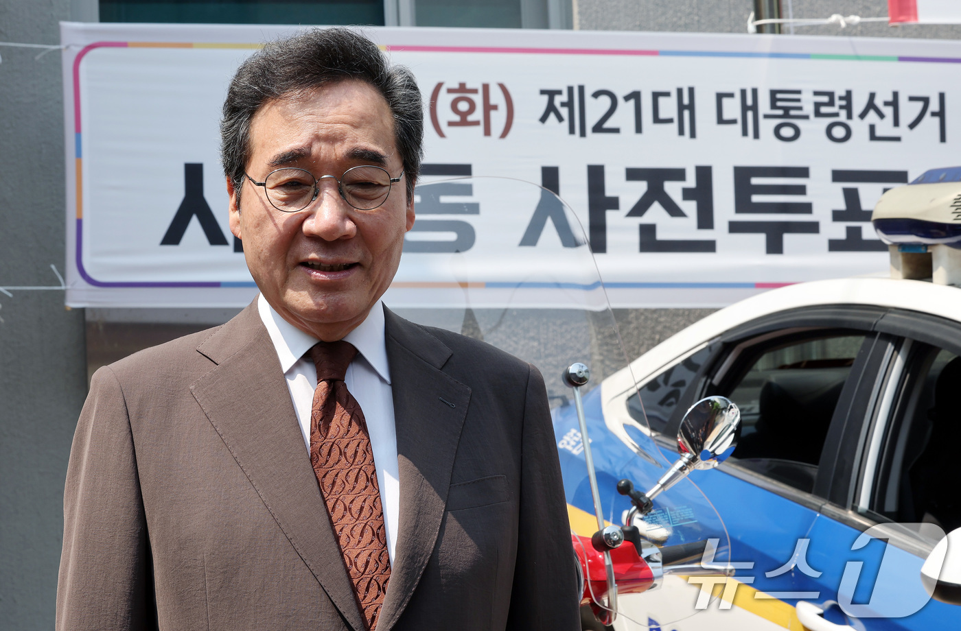 (서울=뉴스1) 이동해 기자 = 새미래민주당 상임고문인 이낙연 전 국무총리가 제21대 대통령선거 사전투표 첫날인 29일 오전 서울 종로구 사직동 주민센터에 마련된 사전투표소에서 투 …