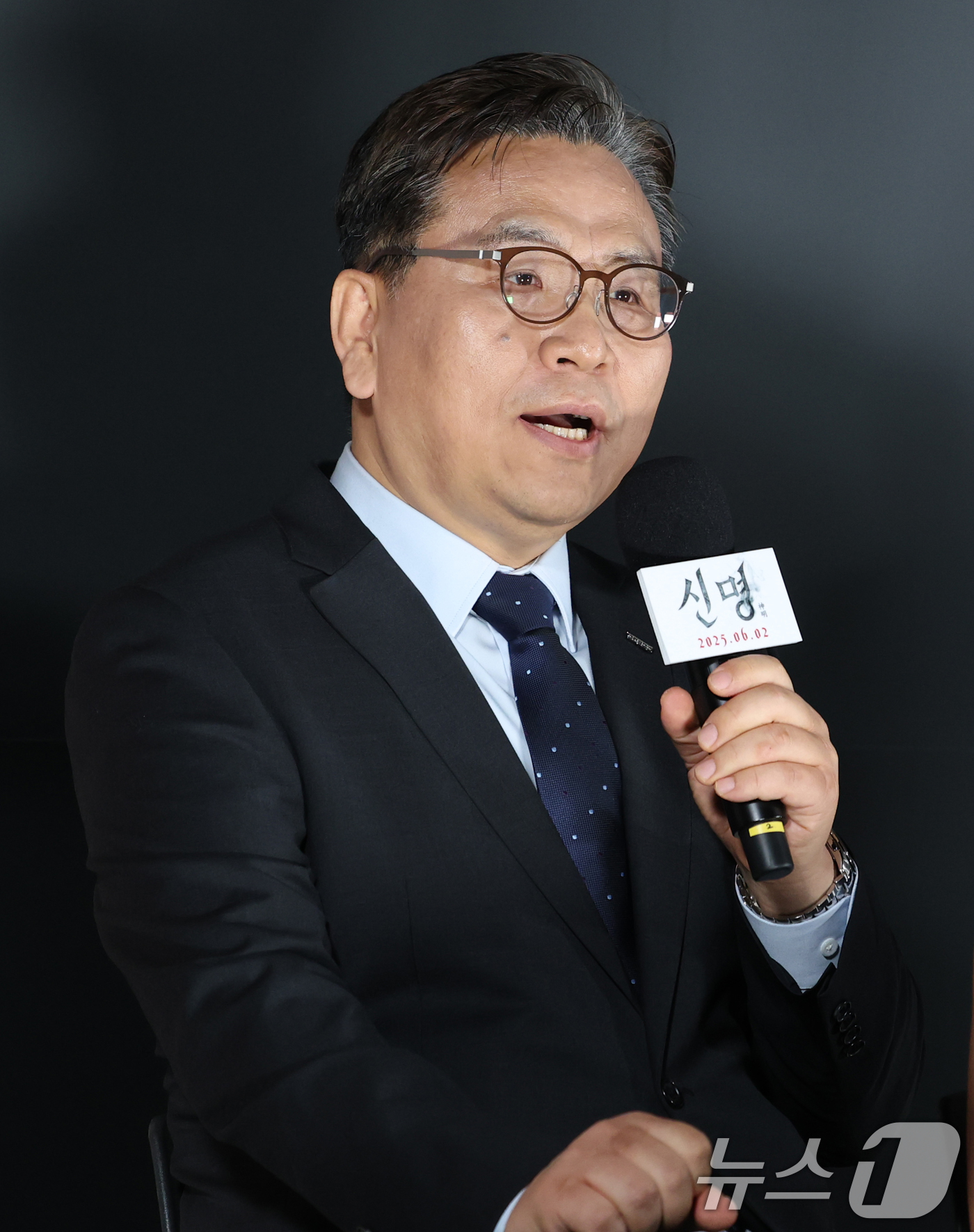 (서울=뉴스1) 권현진 기자 = 정천수 PD가 29일 서울 용산구 CGV용산아이파크몰에서 열린 영화 ‘신명’(감독 김남균) 제작보고회에 참석해 인사말을 하고 있다.'신명'은 신비로 …