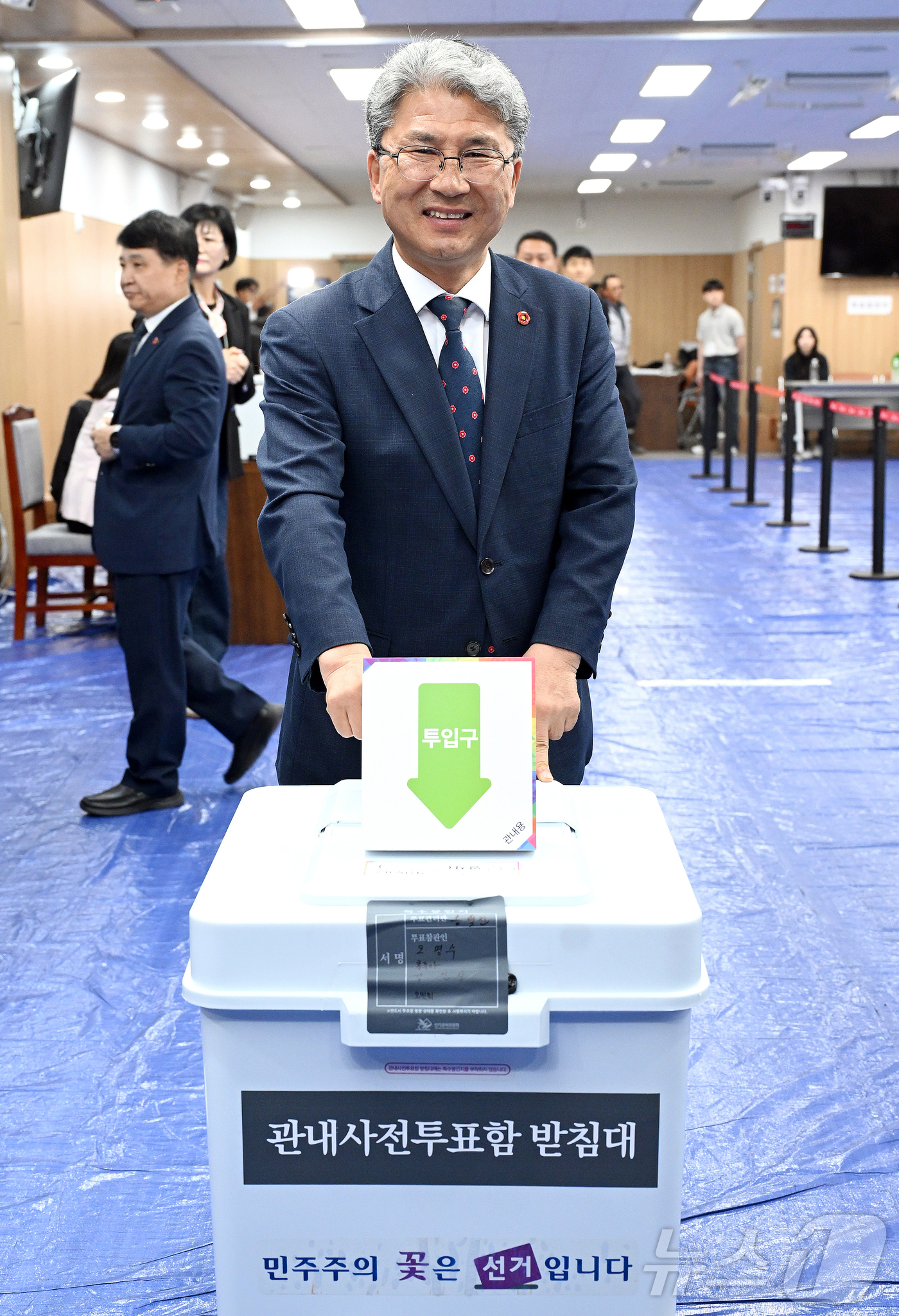 (제주=뉴스1) 오미란 기자 = 이상봉 제주특별자치도의회 의장이 제21대 대통령 선거 사전투표 첫날인 29일 오전 도의회 의원회관 대회의실에 마련된 제주시 연동 사전투표소에서 투표 …