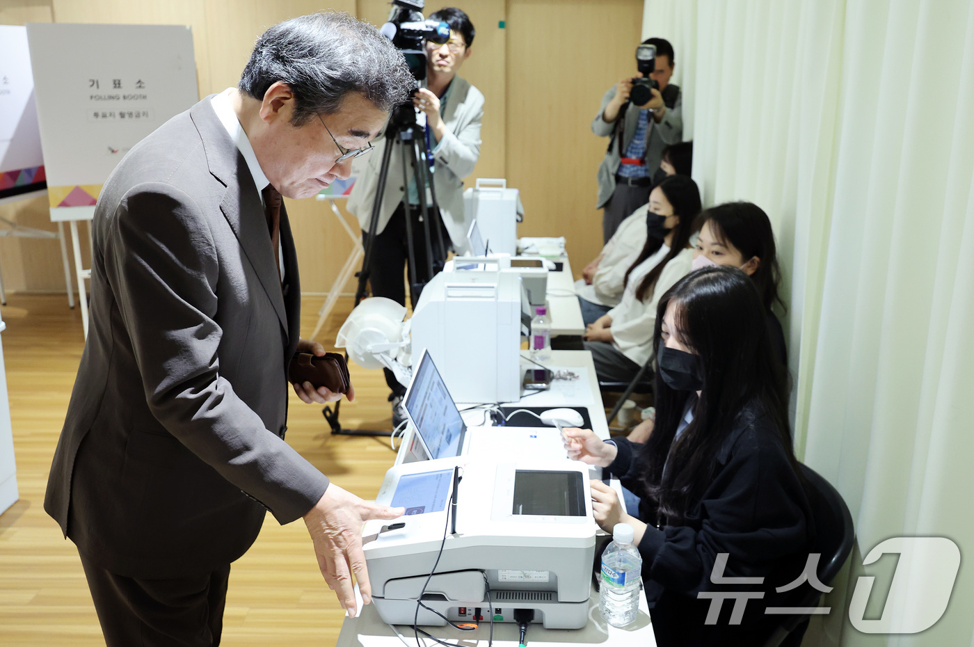 (서울=뉴스1) 이동해 기자 = 새미래민주당 상임고문인 이낙연 전 국무총리가 제21대 대통령선거 사전투표 첫날인 29일 오전 서울 종로구 사직동 주민센터에 마련된 사전투표소에서 사 …