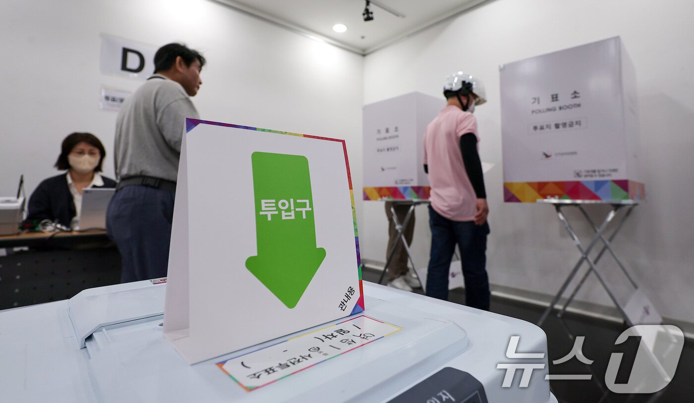 본문 이미지 - 제21대 대통령 선거 사전 투표 첫날인 29일 오전 서울 강남구 역삼1동 주민센터에 마련된 사전투표소에서 유권자들이 투표하기 위해 기표소로 향하고 있다. 2025.5.29/뉴스1 ⓒ News1 김성진 기자