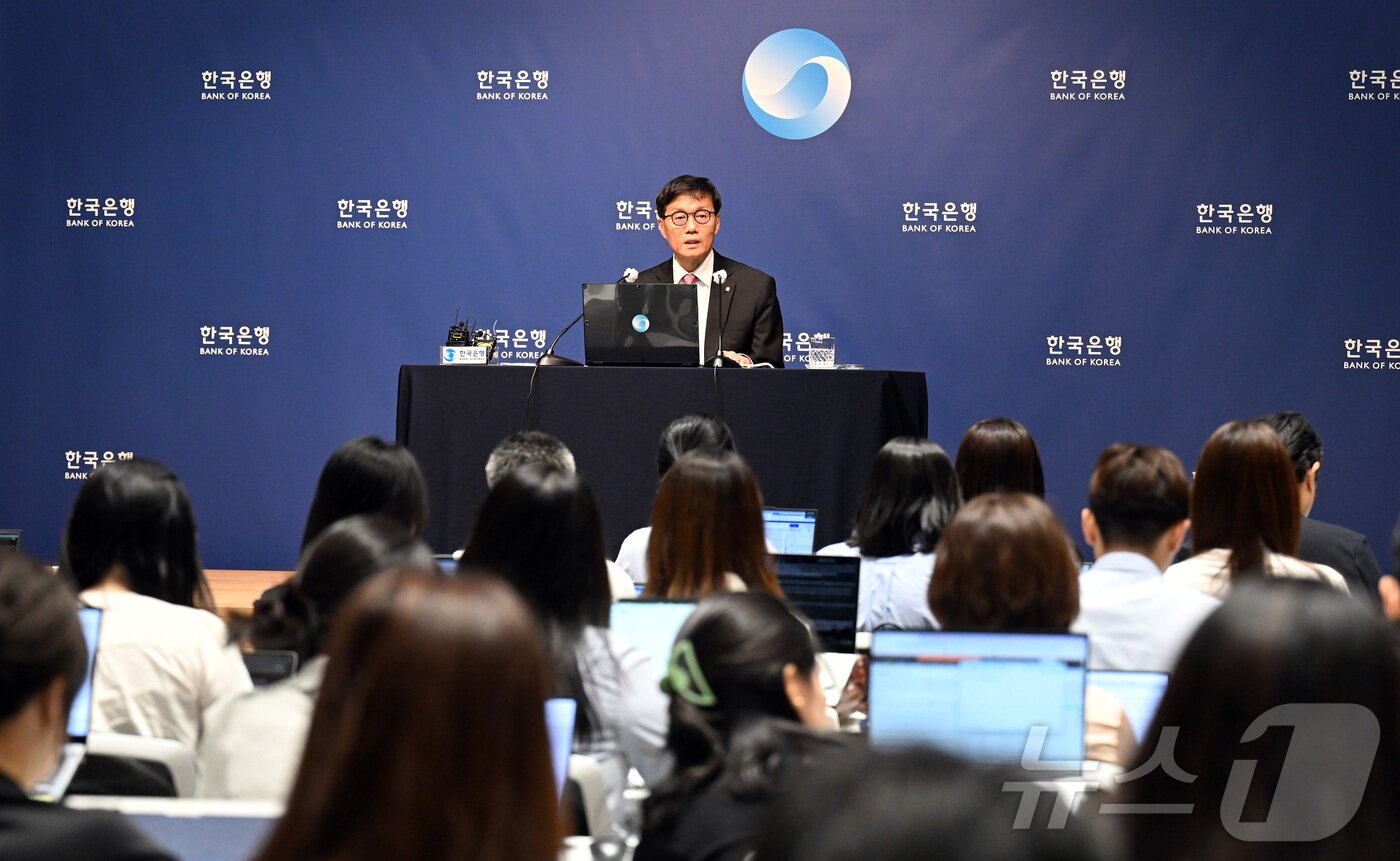 본문 이미지 - 이창용 한국은행 총재가 29일 서울 중구 한국은행 본관에서 열린 금융통화위원회 본회의 후 기자회견에서 발언을 하고 있다. 2025.5.29/뉴스1 ⓒ News1 사진공동취재단