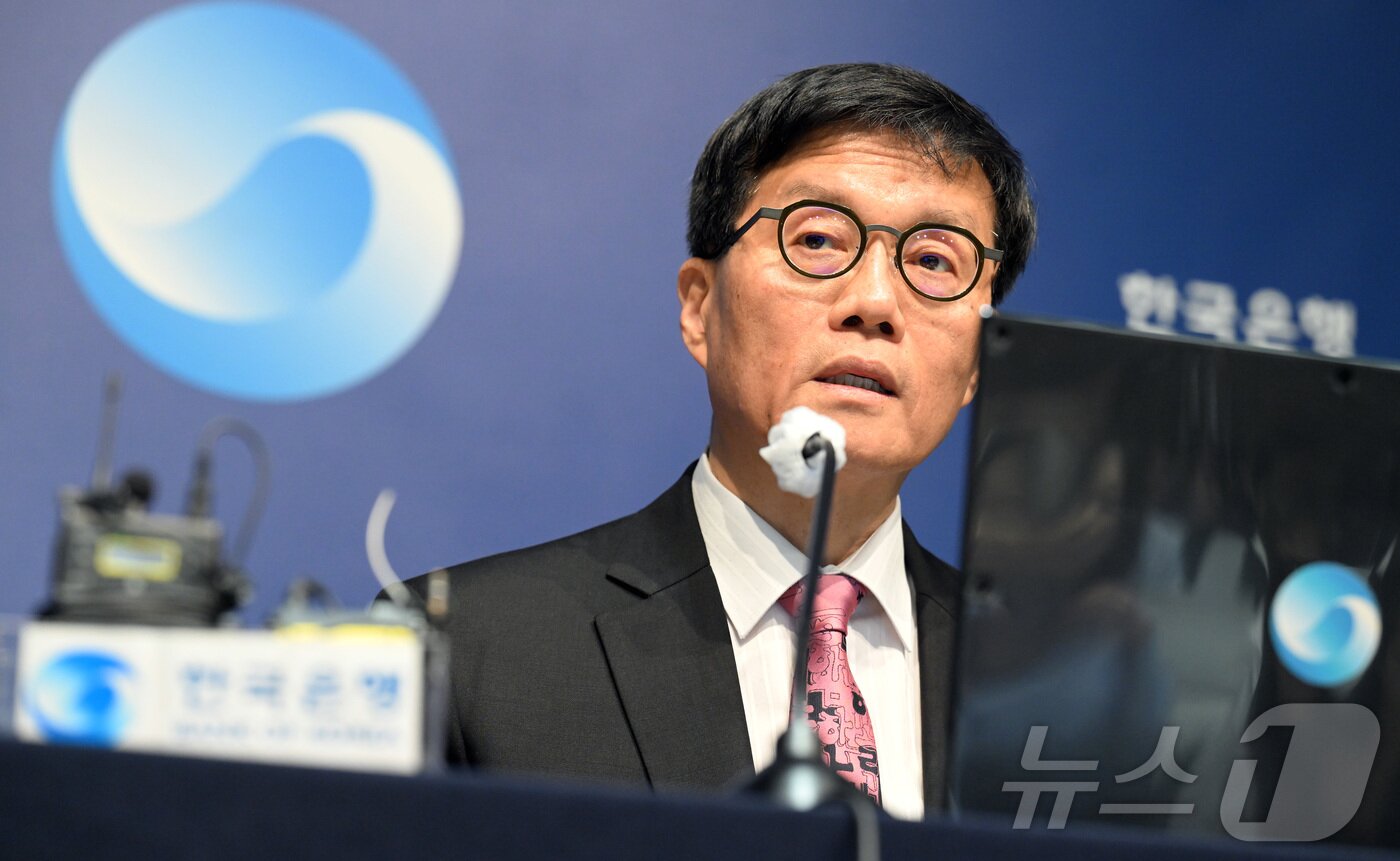 본문 이미지 - 이창용 한국은행 총재가 29일 서울 중구 한국은행 본관에서 열린 금융통화위원회 본회의 후 기자회견에서 발언을 하고 있다. 2025.5.29/뉴스1 ⓒ News1 사진공동취재단