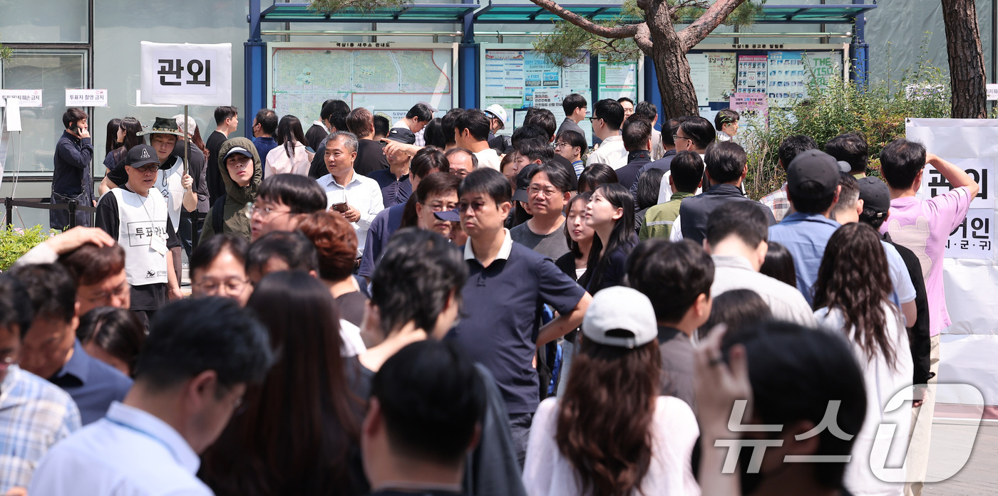 (서울=뉴스1) 김성진 기자 = 제21대 대통령 선거 사전 투표 첫날인 29일 오전 서울 강남구 역삼1동 주민센터에 마련된 사전투표소에서 유권자들이 투표하기 위해 줄을 서 있다. …