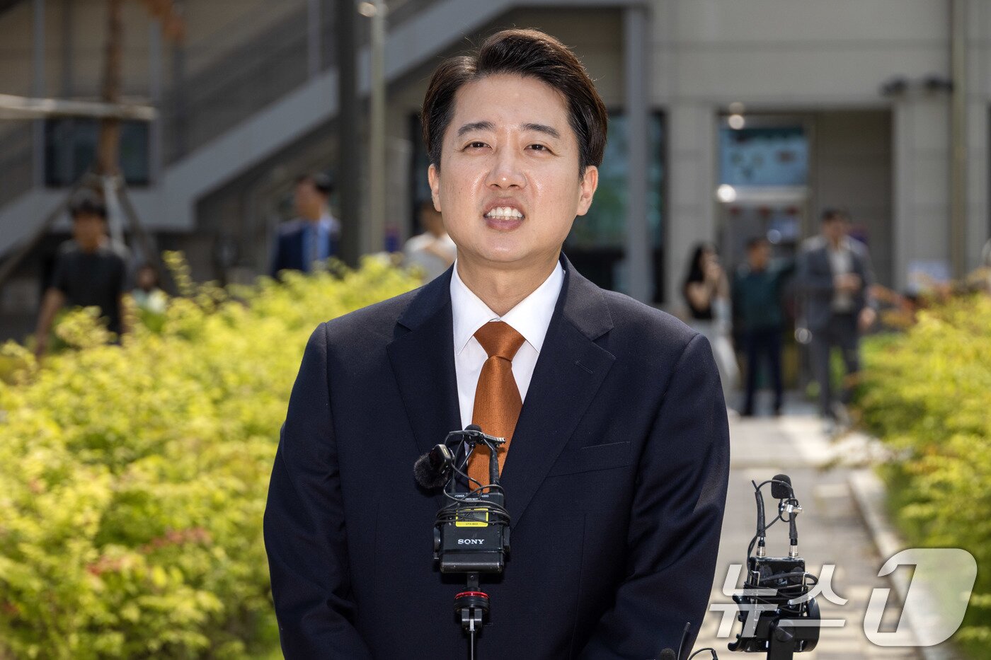 본문 이미지 - 이준석 개혁신당 대통령 후보가 제21대 대통령선거 사전투표 첫날인 29일 오전 경기 화성시 동탄9동 행정복지센터에서 투표를 마친 뒤 취재진 질문에 답하고 있다. &#40;공동취재&#41; 2025.5.29/뉴스1 ⓒ News1 이재명 기자
