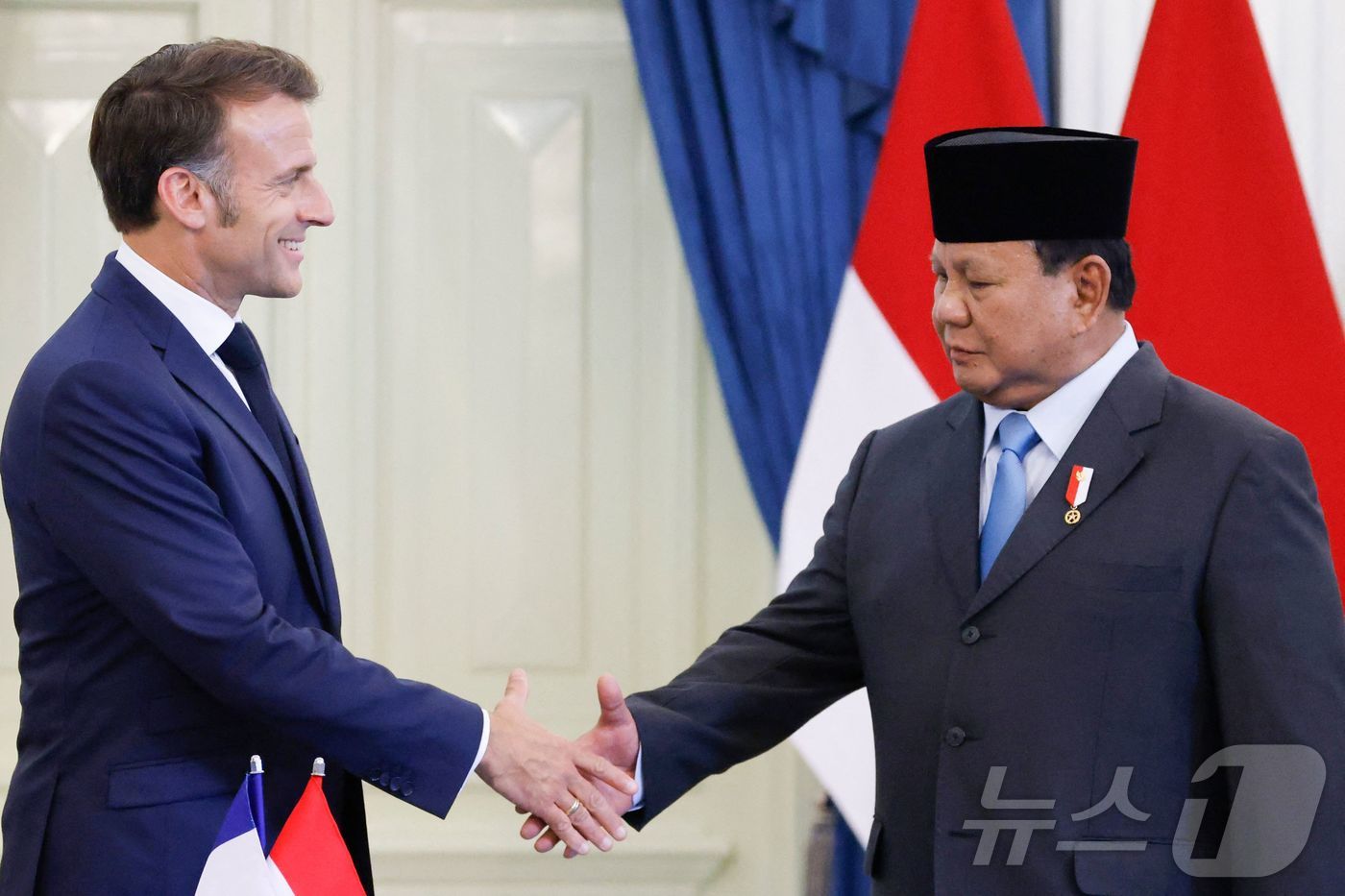 (자카르타 AFP=뉴스1) 우동명 기자 = 에마뉘엘 마크롱 프랑스 대통령이 28일(현지시간) 자카르타의 메르데카궁에서 방명록에 서명을 한 뒤 프라보워 수비안토 인도네시아 대통령과 …
