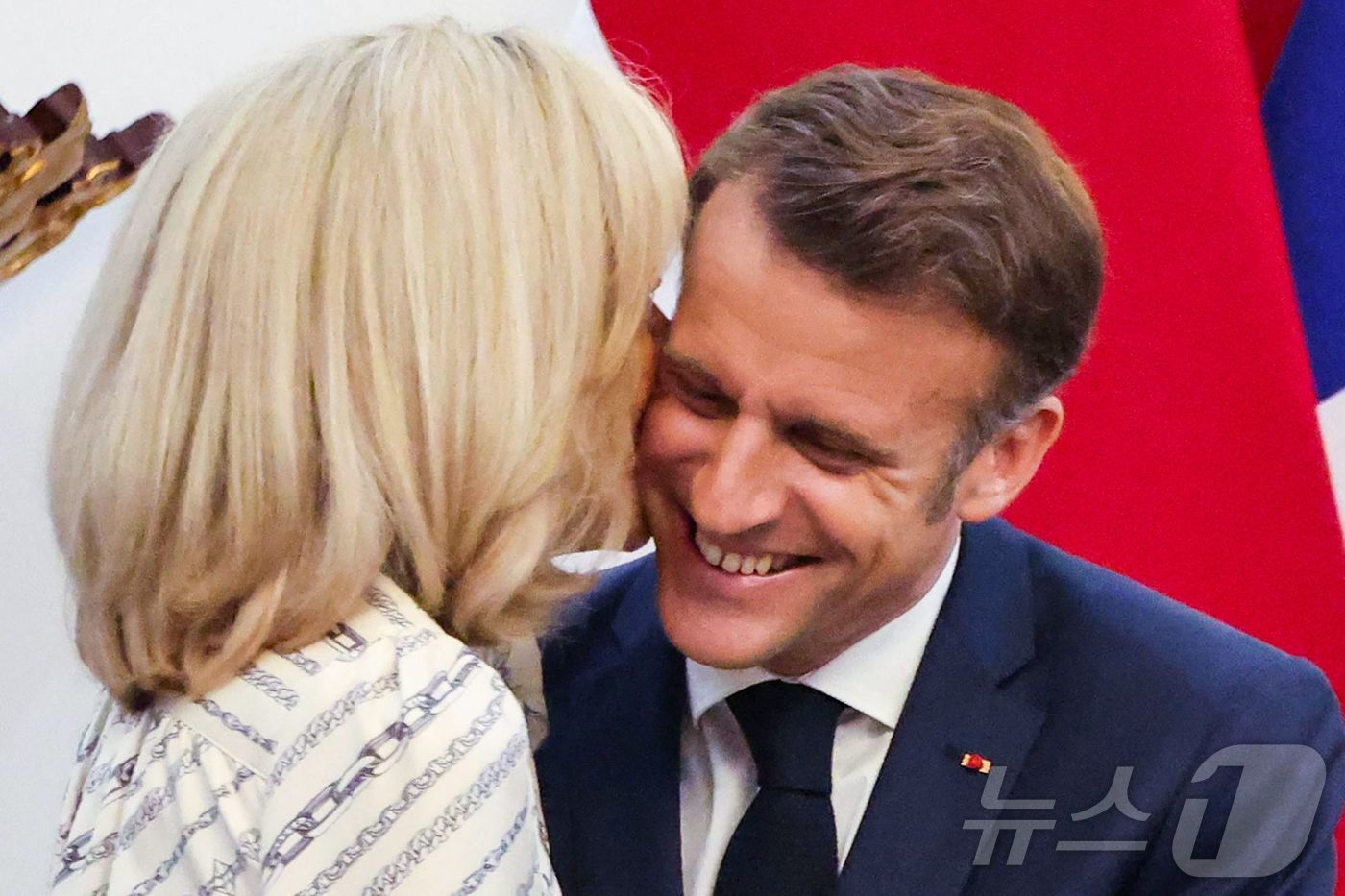 (자카르타 AFP=뉴스1) 우동명 기자 = 에마뉘엘 마크롱 프랑스 대통령의 부인 브리지트 여사가 28일(현지시간) 자카르타의 메르데카궁에서 프라보워 수비안토 인도네시아 대통령의 환 …