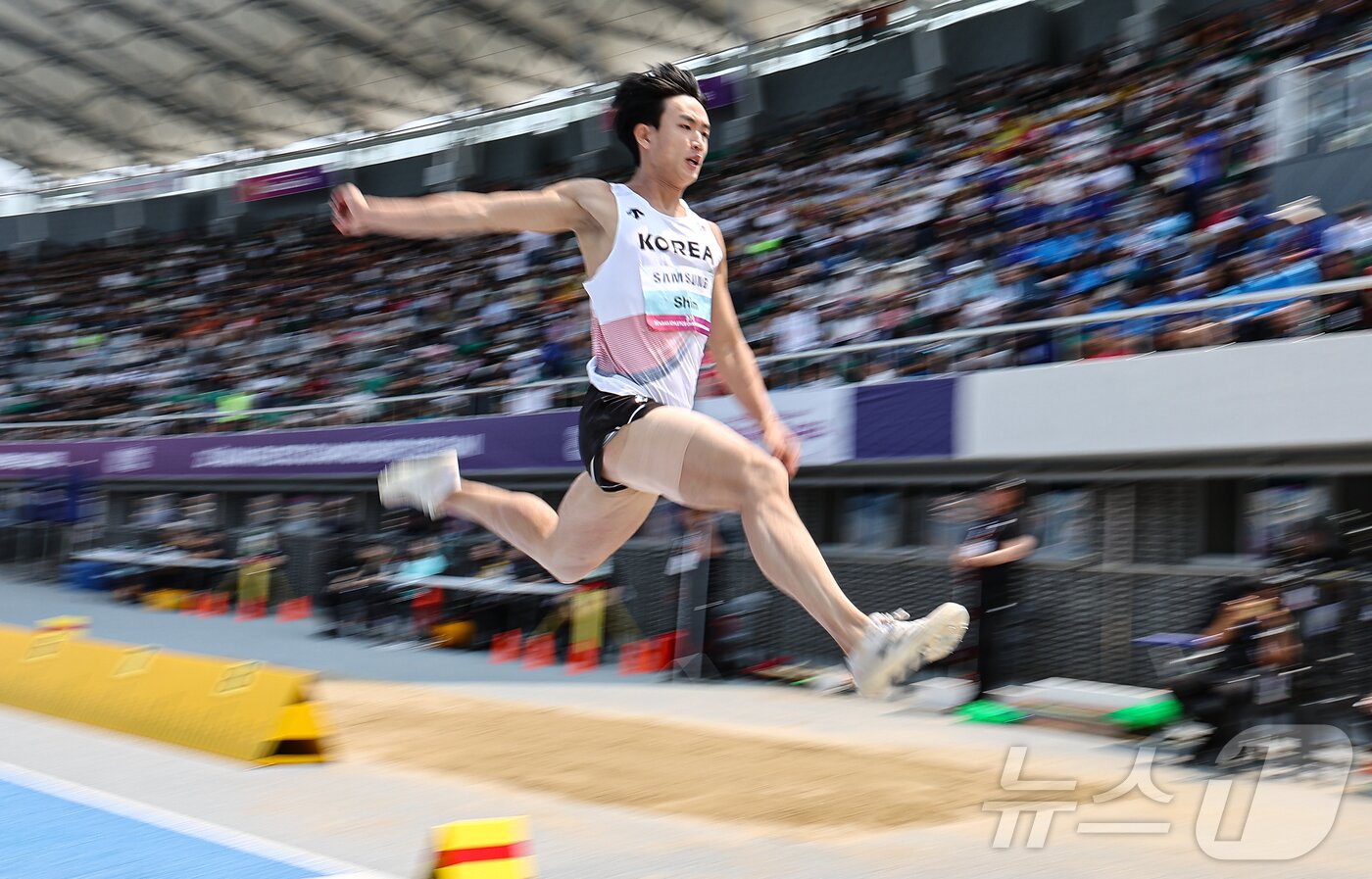 본문 이미지 - 29일 경북 구미시민운동장에서 열린 &#39;2025 구미아시아육상경기선수권대회&#39; 남자 멀리뛰기 경기에서 심지민이 힘차게 도약하고 있다. 2025.5.29/뉴스1 ⓒ News1 김도우 기자