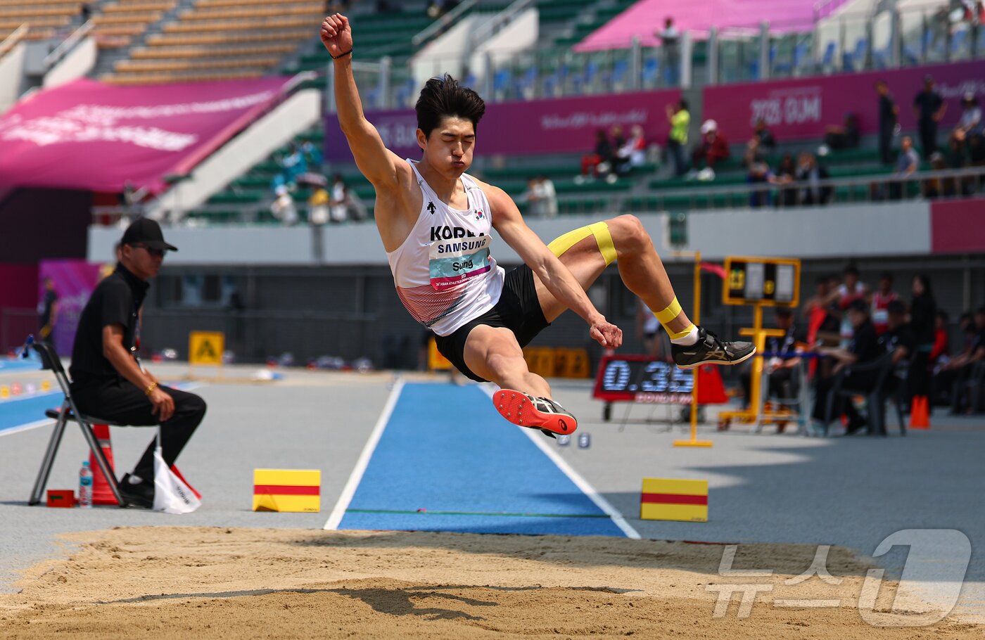 본문 이미지 - 29일 경북 구미시민운동장에서 열린 &#39;2025 구미아시아육상경기선수권대회&#39; 남자 멀리뛰기 경기에서 성진석이 도약하고 있다. 2025.5.29/뉴스1 ⓒ News1 김도우 기자