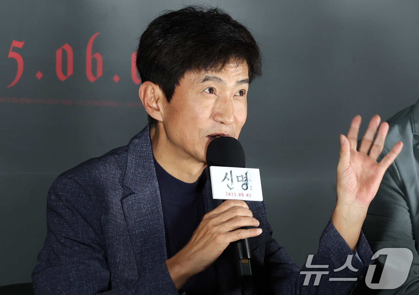 (서울=뉴스1) 권현진 기자 = 배우 안내상이 29일 서울 용산구 CGV용산아이파크몰에서 열린 영화 ‘신명’(감독 김남균) 제작보고회에 참석해 취재진 질문에 답하고 있다.'신명'은 …