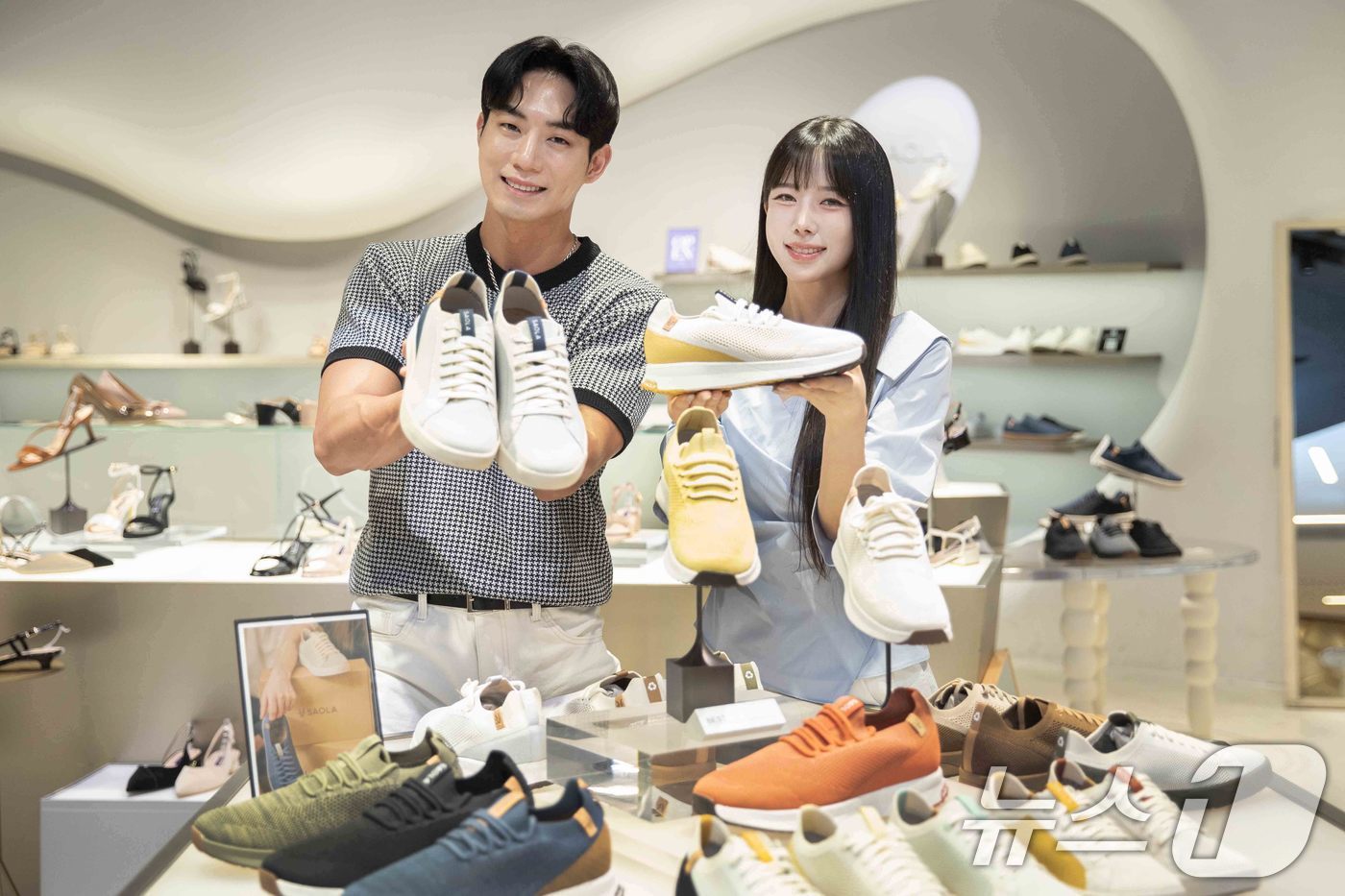 (서울=뉴스1) = 신세계백화점이 프랑스의 친환경 슈즈 브랜드 '사올라'를 선보인다고 29일 밝혔다.신세계백화점 강남점 신관 사올라 매장에서 모델들이 제품을 소개하고 있다. (신세 …