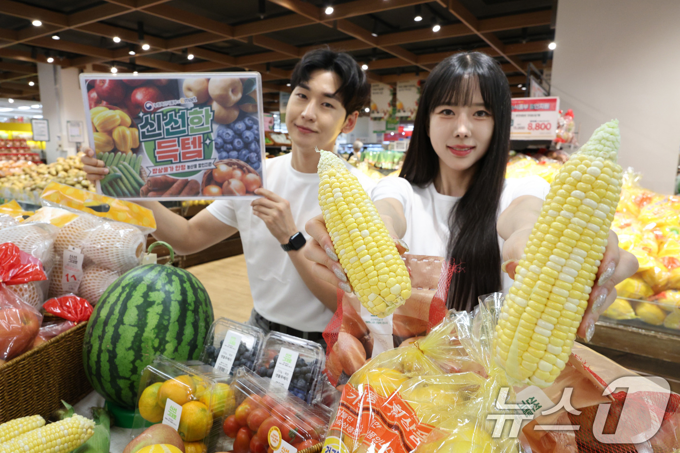 (서울=뉴스1) 신웅수 기자 = 29일 서울 용산구 이마트 용산점에서 모델들이 여름 과일을 선보이고 있다.이마트는 밥상물가 안정을 위해 사과·배·참외·수박 등의 과일을 구매할 때 …