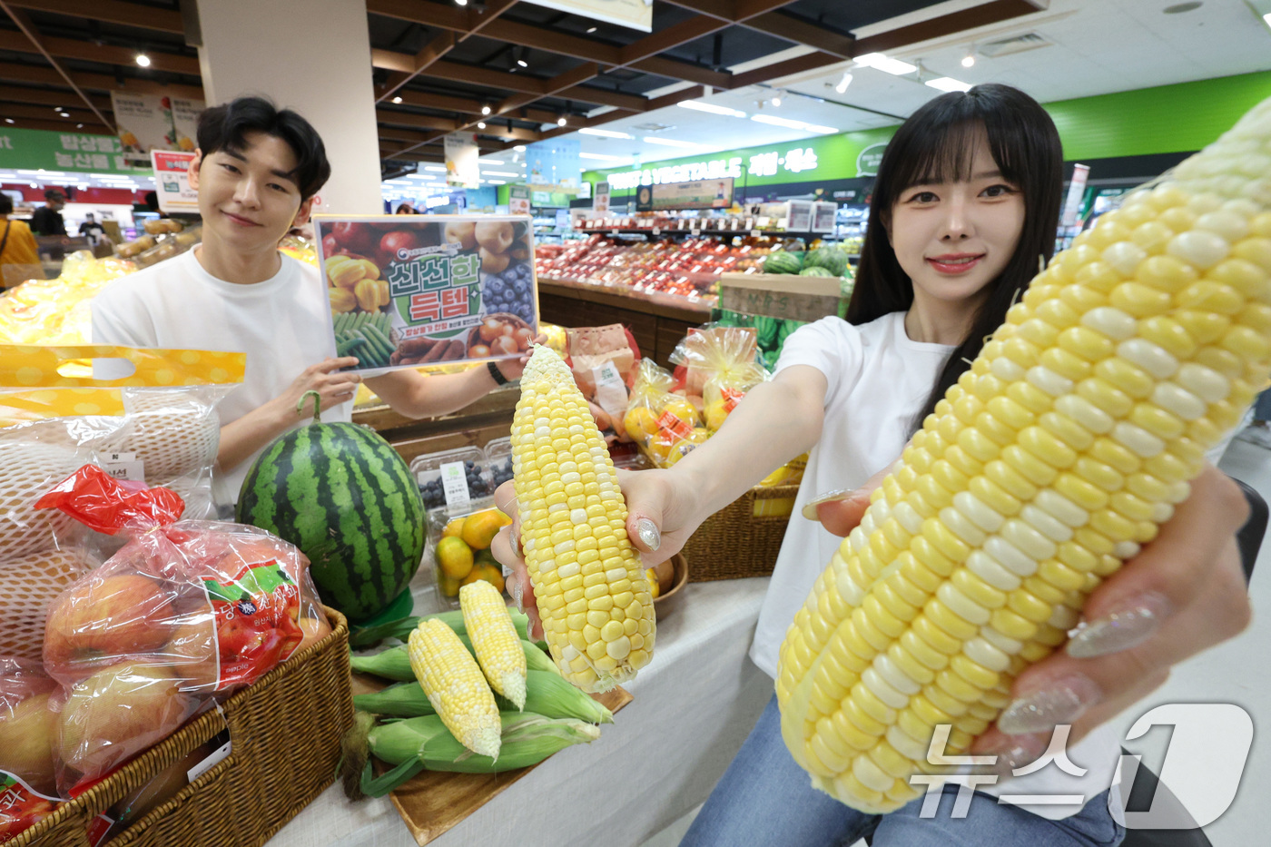 (서울=뉴스1) 신웅수 기자 = 29일 서울 용산구 이마트 용산점에서 모델들이 여름 과일을 선보이고 있다.이마트는 밥상물가 안정을 위해 사과·배·참외·수박 등의 과일을 구매할 때 …