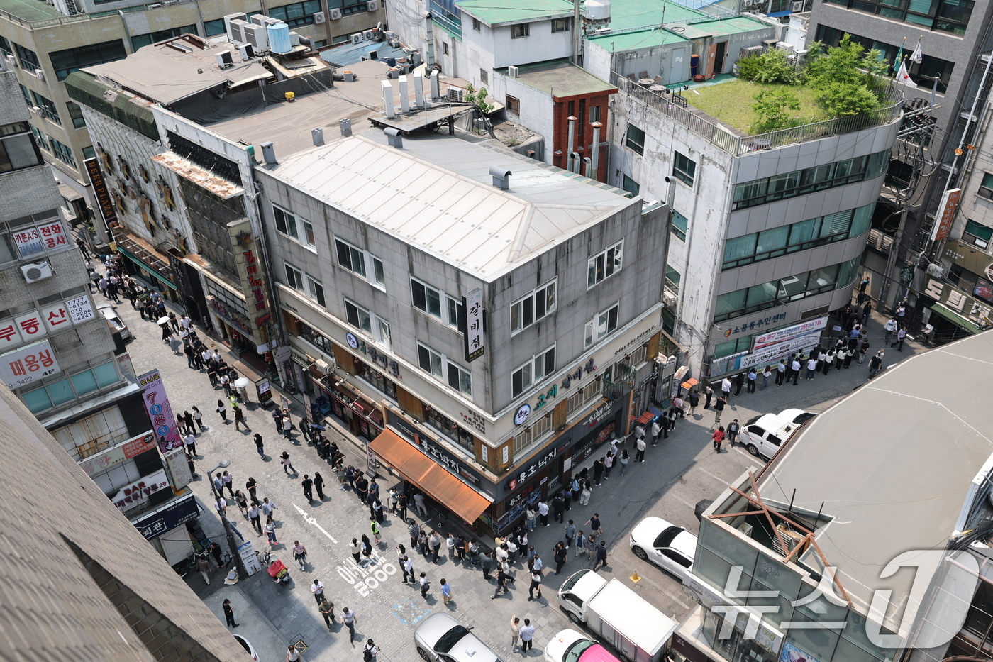 (서울=뉴스1) 오대일 기자 = 제21대 대통령선거 사전투표 첫 날인 29일 서울 중구 소공동주민센터에 마련된 투표소에서 직장인들이 점심시간을 이용해 투표를 하기 위해 길게 줄을 …