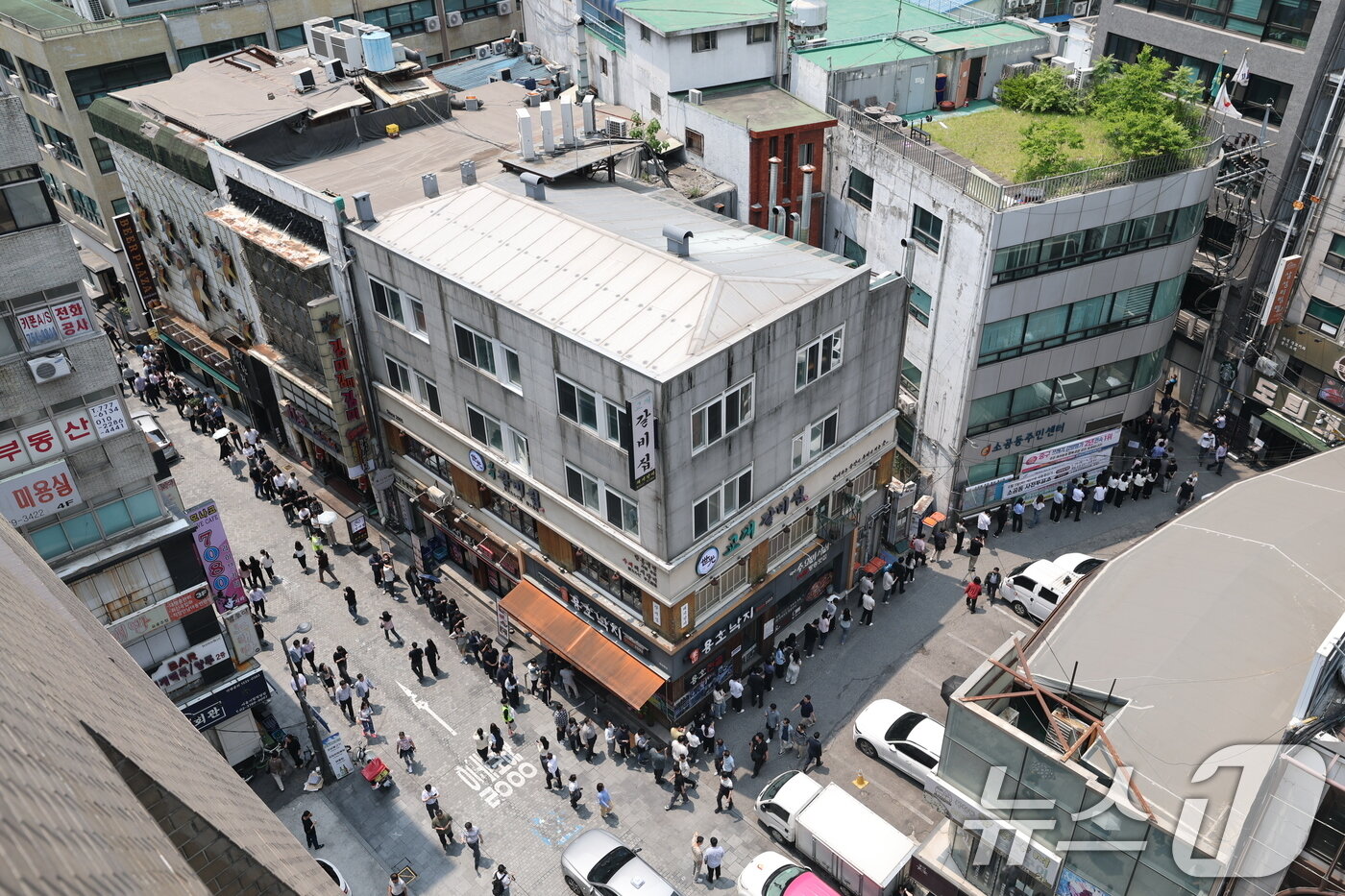 본문 이미지 - 제21대 대통령선거 사전투표 첫 날인 29일 서울 중구 소공동주민센터에 마련된 투표소에서 직장인들이 점심시간을 이용해 투표를 하기 위해 길게 줄을 늘어서 있다. 2025.5.29/뉴스1 ⓒ News1 오대일 기자