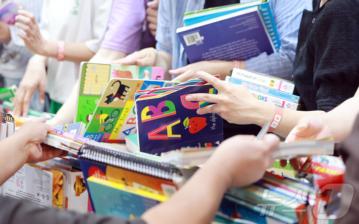 (서울=뉴스1) 김진환 기자 = 29일 서울 강남구 세텍(SETEC)에서 열린 2025 서울국제유아교육전&키즈페어를 찾은 관람객들이 영어 원서를 살펴보고 있다. 2025.5.29/ …