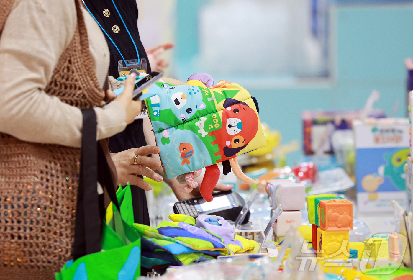 (서울=뉴스1) 김진환 기자 = 29일 서울 강남구 세텍(SETEC)에서 열린 2025 서울국제유아교육전&키즈페어를 찾은 관람객들이 유아용품 부스를 살펴보고 있다. 2025.5.2 …