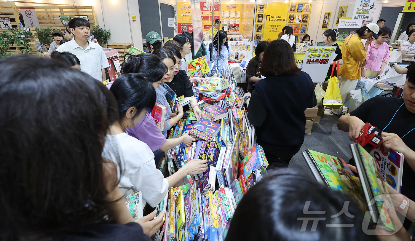 (서울=뉴스1) 김진환 기자 = 29일 서울 강남구 세텍(SETEC)에서 열린 2025 서울국제유아교육전&키즈페어를 찾은 관람객들이 영어원서를 고르고 있다. 2025.5.29/뉴스 …