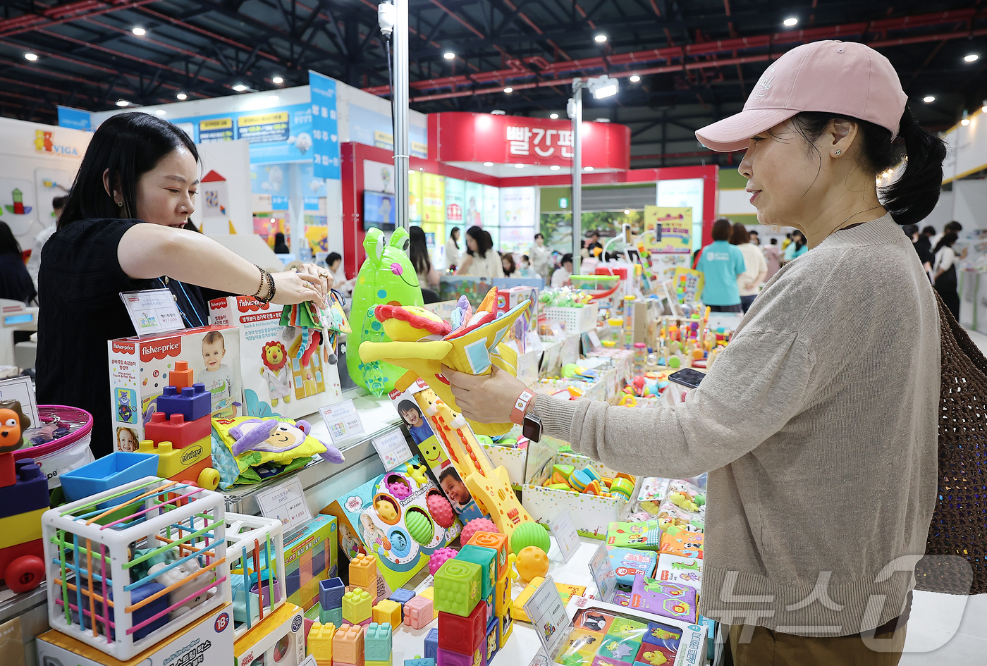 (서울=뉴스1) 김진환 기자 = 29일 서울 강남구 세텍(SETEC)에서 열린 2025 서울국제유아교육전&키즈페어를 찾은 관람객들이 유아용품 부스에서 물건을 고르고 있다. 2025 …
