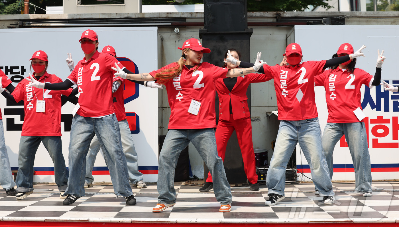 (부평=뉴스1) 김민지 기자 = 김문수 국민의힘 대통령 후보가 29일 인천 부평 문화의거리 앞에서 집중유세를 하고 있다. (공동취재) 2025.5.29/뉴스1