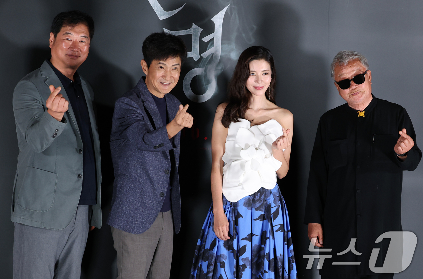 (서울=뉴스1) 권현진 기자 = 배우 주성환(왼쪽부터)과 안내상, 김규리, 명계남이 29일 서울 용산구 CGV용산아이파크몰에서 열린 영화 ‘신명’ 제작보고회에 참석해 포즈를 취하고 …