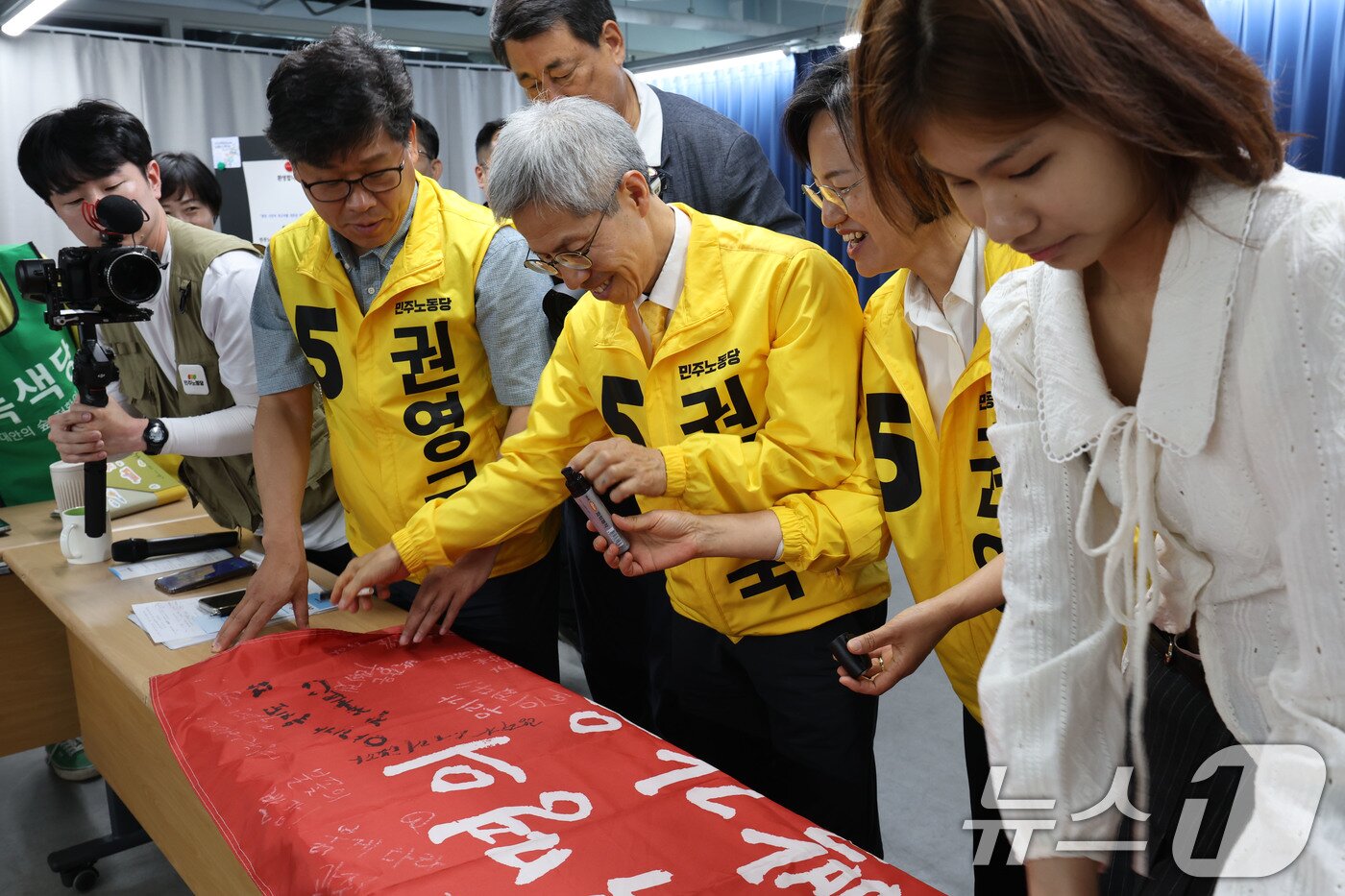 본문 이미지 - 29일 오전 광주 동구 전일빌딩245에서 권영국 민주노동당 후보가 광주비상행동과의 간담회 후 싸인하고 있다. 2025.5.29/뉴스1 ⓒ News1 박지현 기자