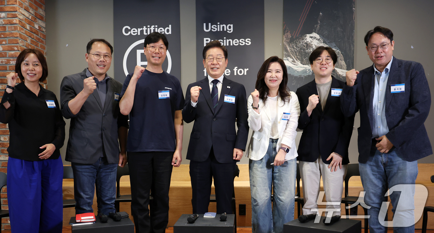 (서울=뉴스1) 안은나 기자 = 이재명 더불어민주당 대통령 후보가 29일 서울 성동구 메리히어에서 열린 '혁신성장의 씨앗, 스타트업 레벨업!' 간담회에서 소셜벤처 대표들과 기념 촬 …