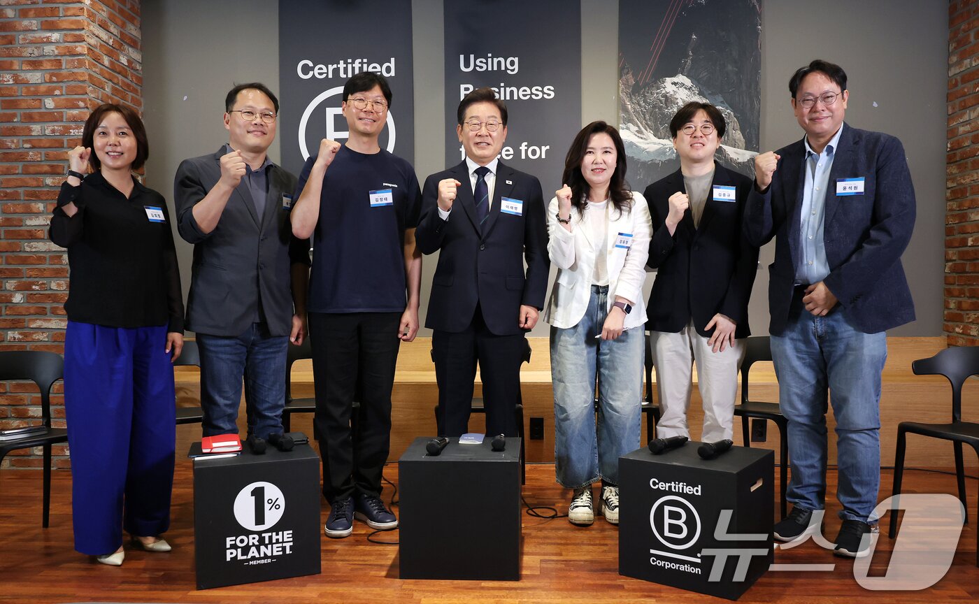 본문 이미지 - 이재명 더불어민주당 대통령 후보가 29일 서울 성동구 메리히어에서 열린 &#39;혁신성장의 씨앗, 스타트업 레벨업!&#39; 간담회에서 소셜벤처 대표들과 기념 촬영하고 있다. &#40;공동취재&#41; 2025.5.29/뉴스1 ⓒ News1 안은나 기자