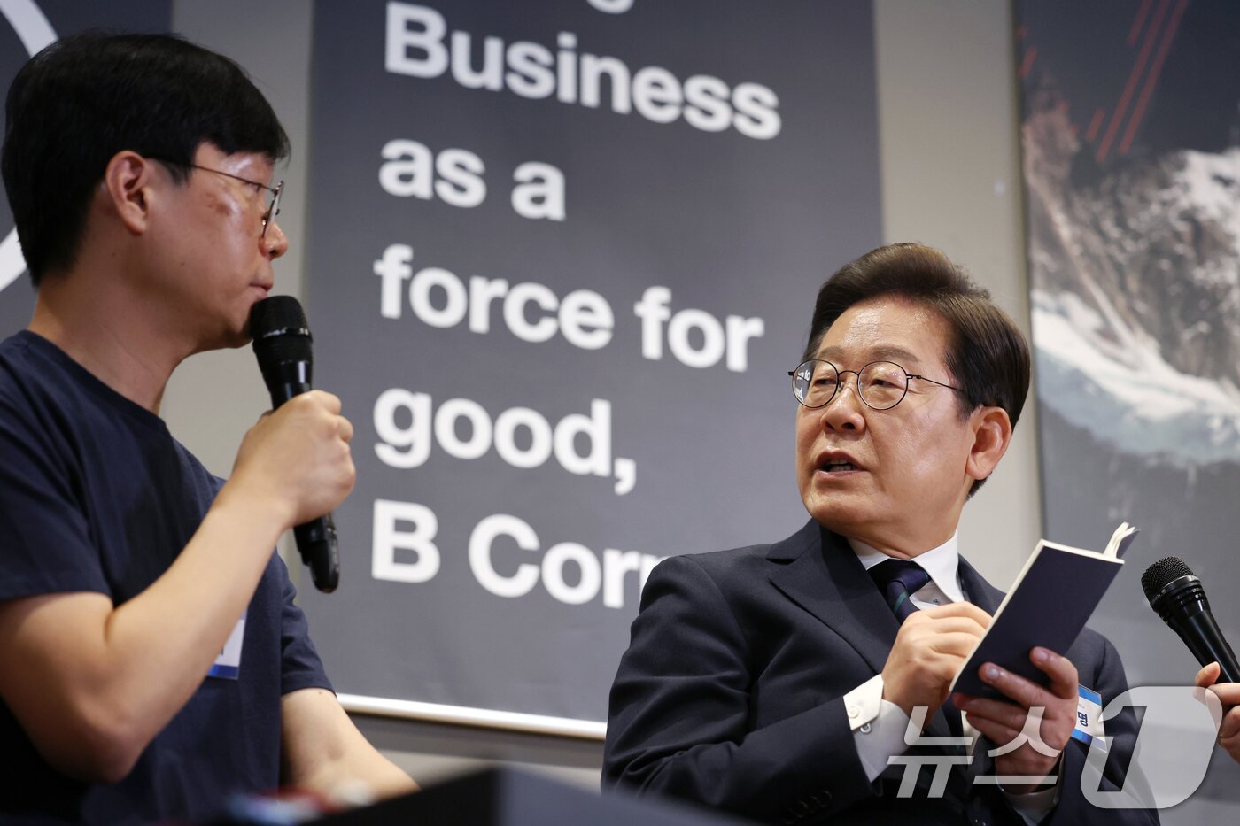 본문 이미지 - 이재명 더불어민주당 대통령 후보가 29일 서울 성동구 메리히어에서 열린 &#39;혁신성장의 씨앗, 스타트업 레벨업!&#39; 간담회에서 소셜벤처 대표와 대화하고 있다. &#40;공동취재&#41; 2025.5.29/뉴스1 ⓒ News1 안은나 기자