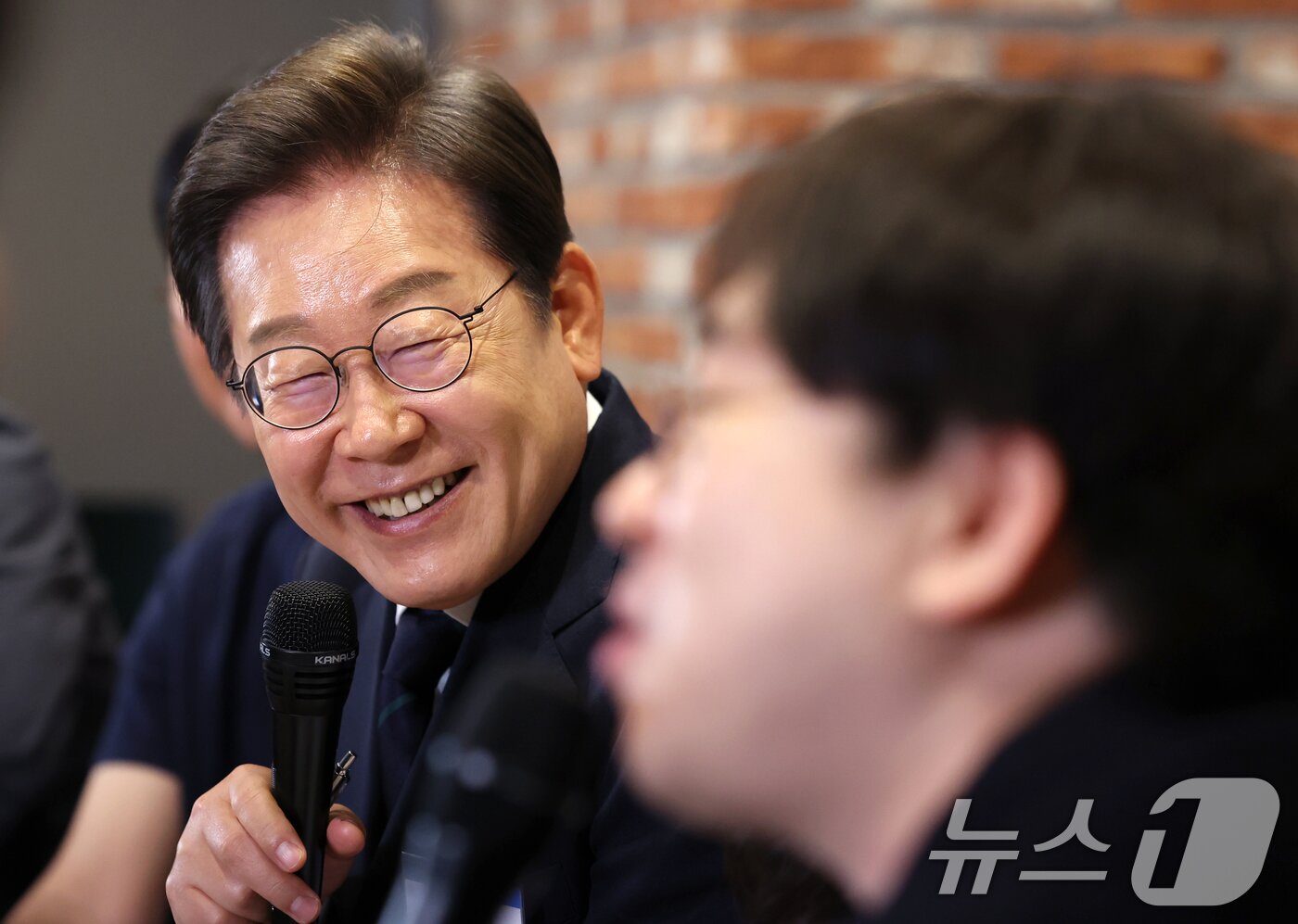 본문 이미지 - 이재명 더불어민주당 대통령 후보가 29일 서울 성동구 메리히어에서 열린 &#39;혁신성장의 씨앗, 스타트업 레벨업!&#39; 간담회에서 소셜벤처 대표들과 대화하고 있다. &#40;공동취재&#41; 2025.5.29/뉴스1 ⓒ News1 안은나 기자