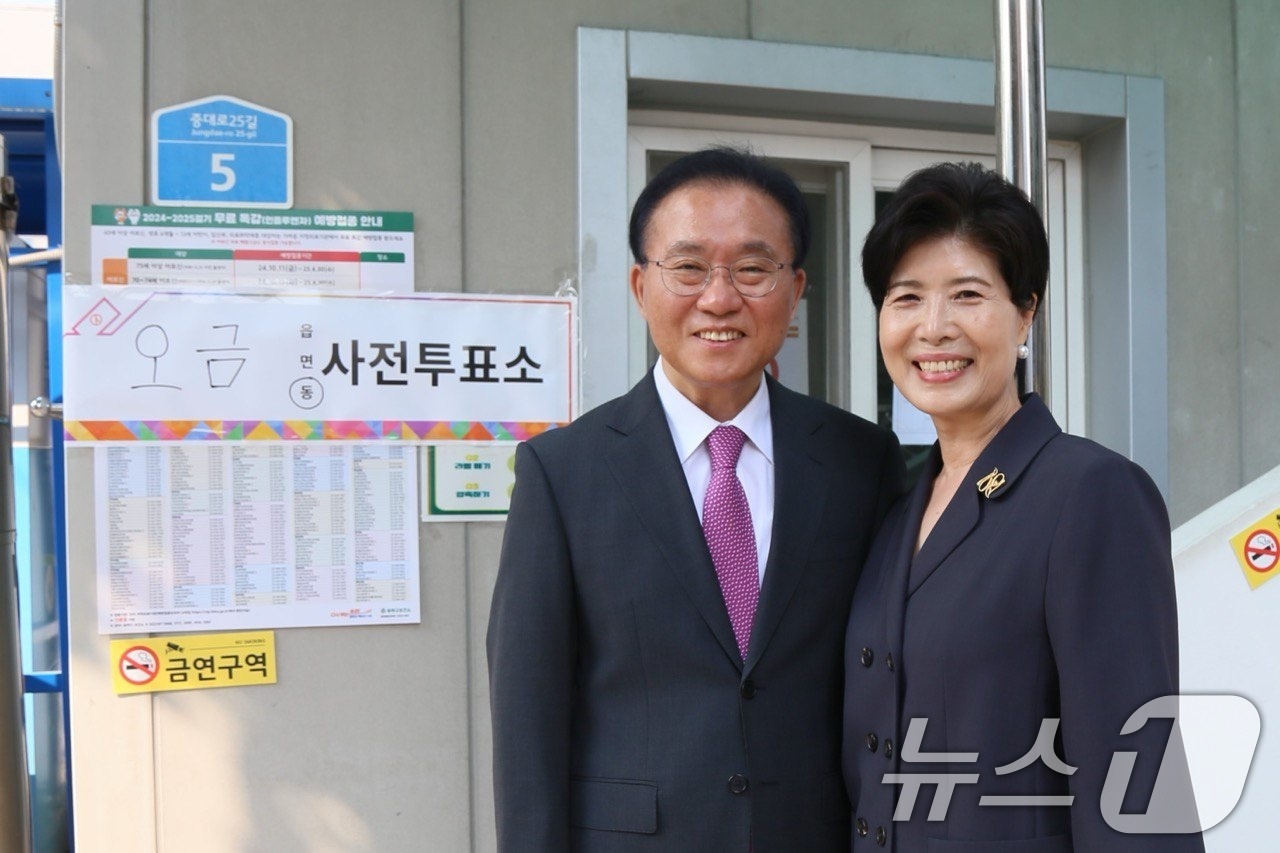 (서울=뉴스1) = 윤재옥 국민의힘 총괄선거대책본부장이 제21대 대통령선거 사전투표 첫날인 29일 서울 송파구 오금동 사전투표소에서 투표를 마친 뒤 부인과 기념 촬영하고 있다. ( …