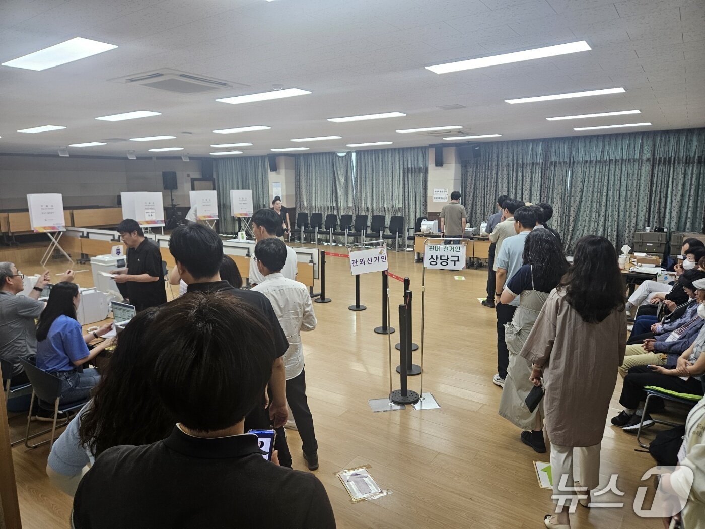 본문 이미지 - 21대 대통령 선거 사전투표 첫날인 29일 점심시간을 맞아 성안동 행정복지센터 투표소가 북적이고 있다.2025.5.29/뉴스1 이재규 기자