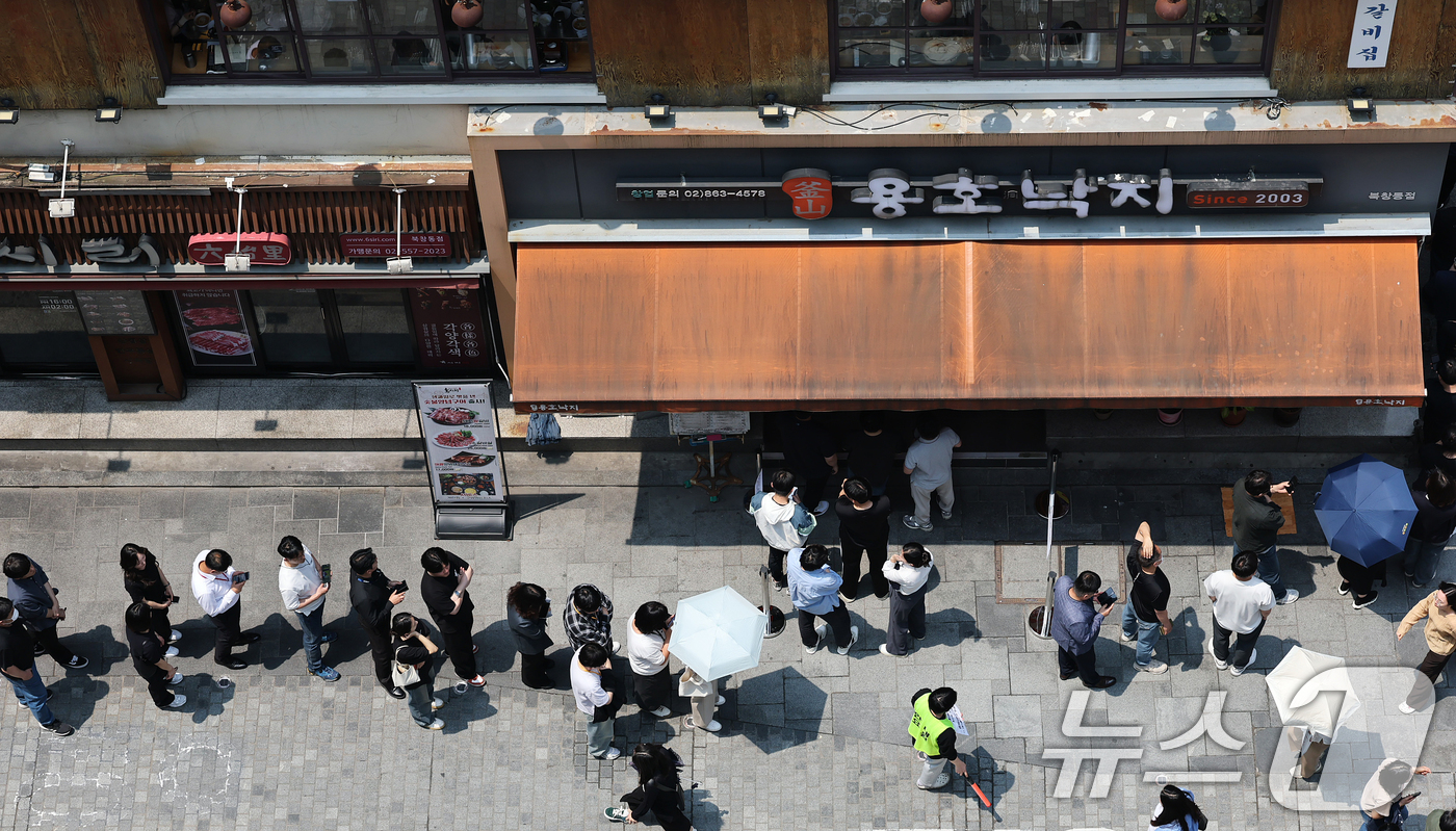 (서울=뉴스1) 오대일 기자 = 제21대 대통령선거 사전투표 첫 날인 29일 서울 중구 소공동주민센터에 마련된 투표소에서 직장인들이 점심시간을 이용해 투표를 하기 위해 길게 줄을 …