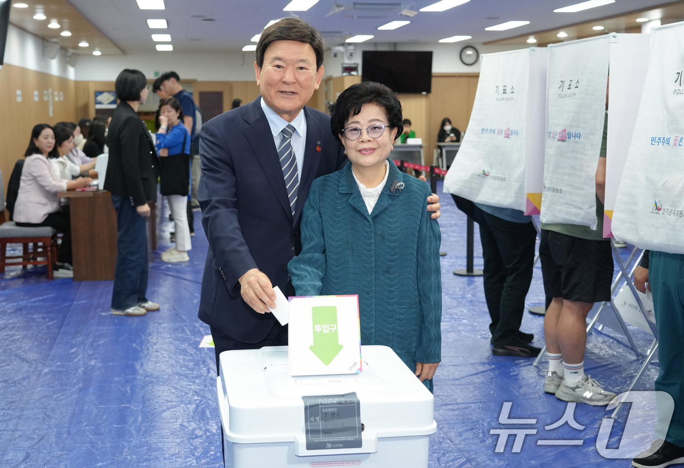 (제주=뉴스1) 오현지 기자 = 김광수 제주도교육감과 부인 김순선 씨가 제21대 대통령 선거 사전투표 첫날인 29일 오전 도의회 의원회관 대회의실에 마련된 제주시 연동 사전투표소에 …