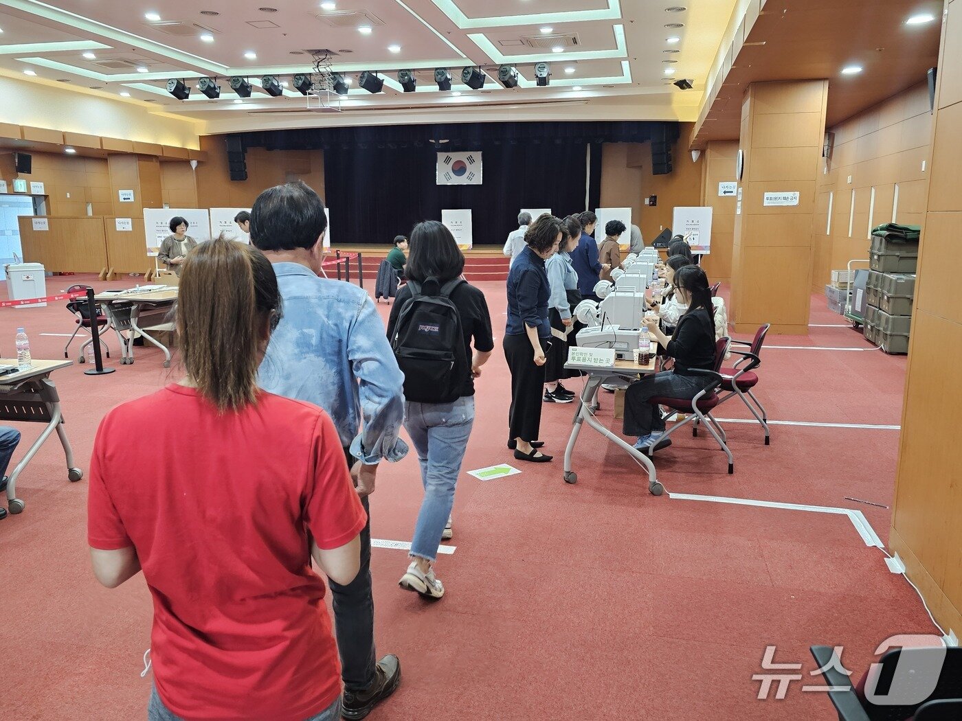 본문 이미지 - 29일 진주시청 상대동 사전투표소에서 투표를 기다리고 있는 유권자들.2025.05.29/뉴스1 한송학기자