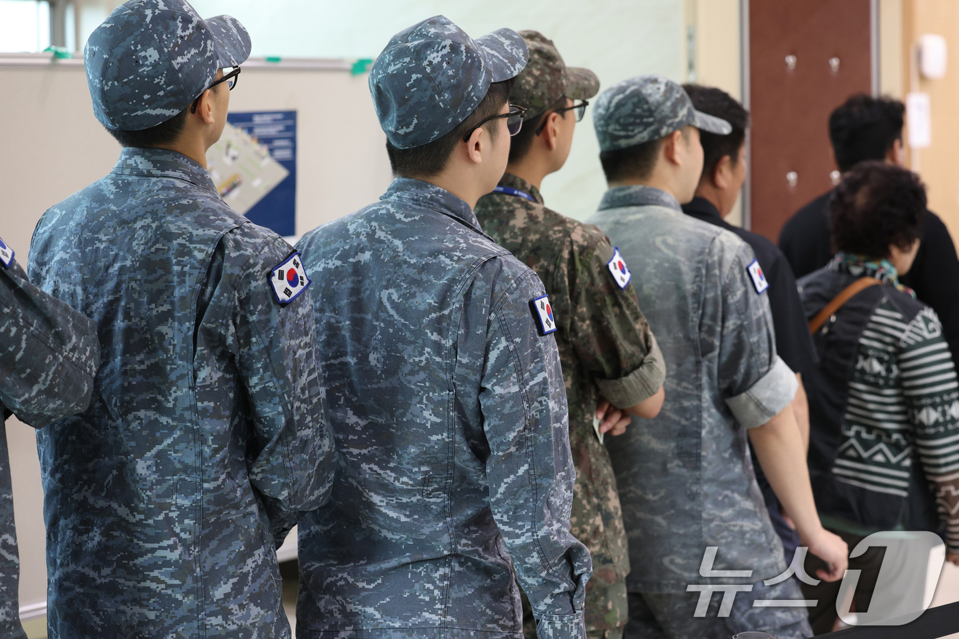 (평택=뉴스1) 김영운 기자 = 제21대 대통령선거 사전투표 첫 날인 29일 경기 평택시 포승읍 포승문화복지센터에 마련된 사전투표소에서 해군 2함대 수병들이 사전투표를 하고 있다. …