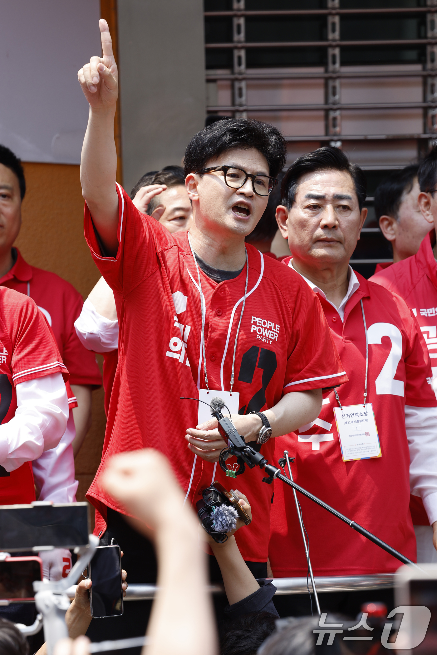 (광주=뉴스1) 김태성 기자 = 한동훈 국민의힘 전 대표가 제21대 대통령 선거 사전투표 첫날인 29일 광주 동구 충장로 우체국앞에서 국민의힘 지지를 호소하고 있다. 2025.5. …