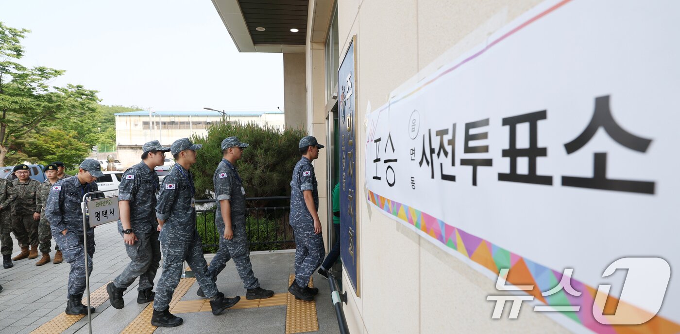 본문 이미지 - 제21대 대통령선거 사전투표 첫 날인 29일 경기 평택시 포승읍 포승문화복지센터에 마련된 사전투표소에서 해군 2함대 수병들이 사전투표를 하기 위해 줄을 서 있다. 2025.5.29/뉴스1 ⓒ News1 김영운 기자