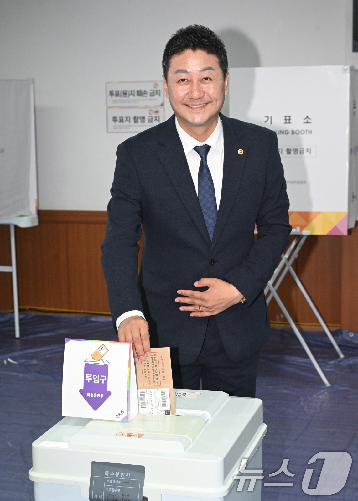 (수원=뉴스1) 경기사진공동취재단 = 김진경 경기도의회 의장이 29일 오후 경기 수원시 팔달구 우만2동 행정복지센터에 마련된 사전투표소에서 투표를 하고 있다. 2025.5.29/뉴 …